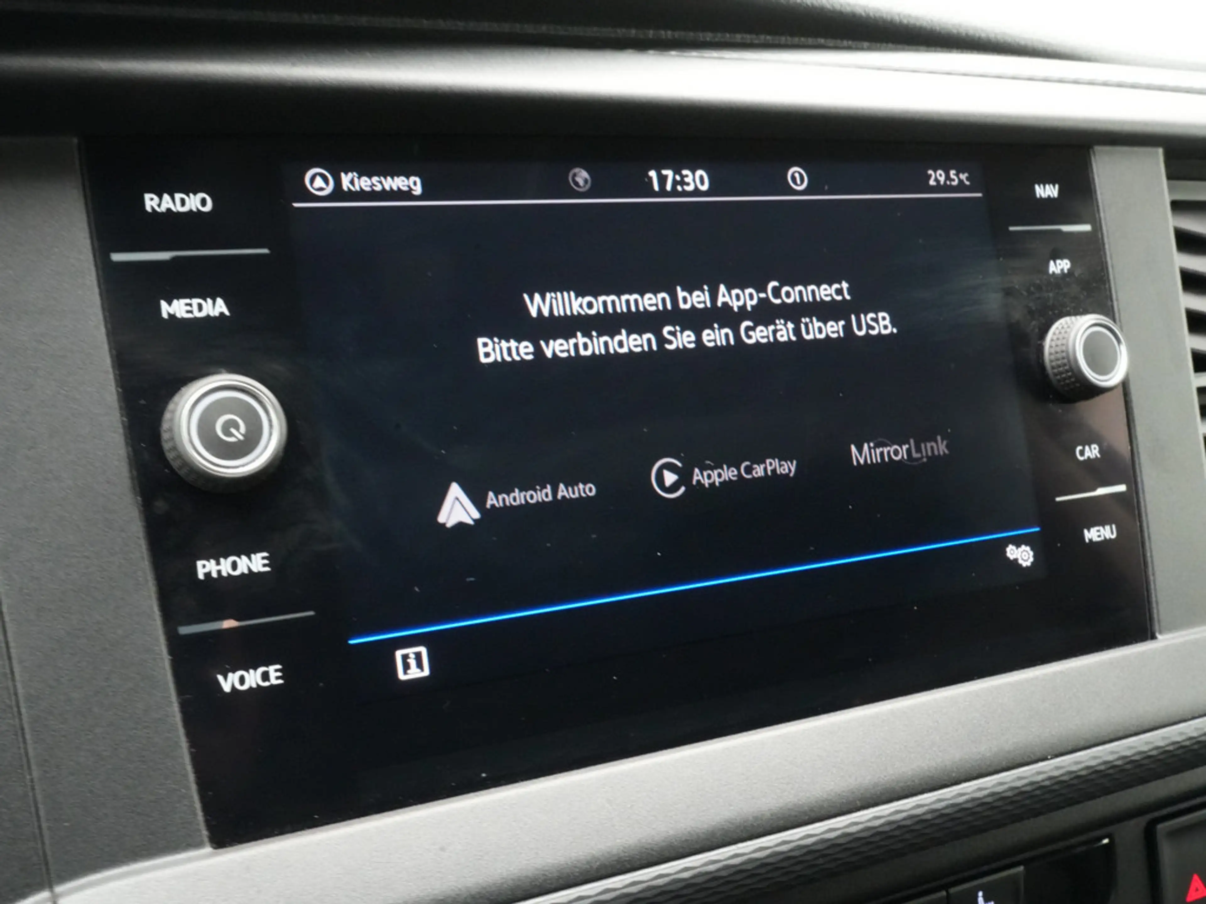 Volkswagen T6.1 Multivan Family DSG CARPLAY PDC KAM NAVI — photo 7