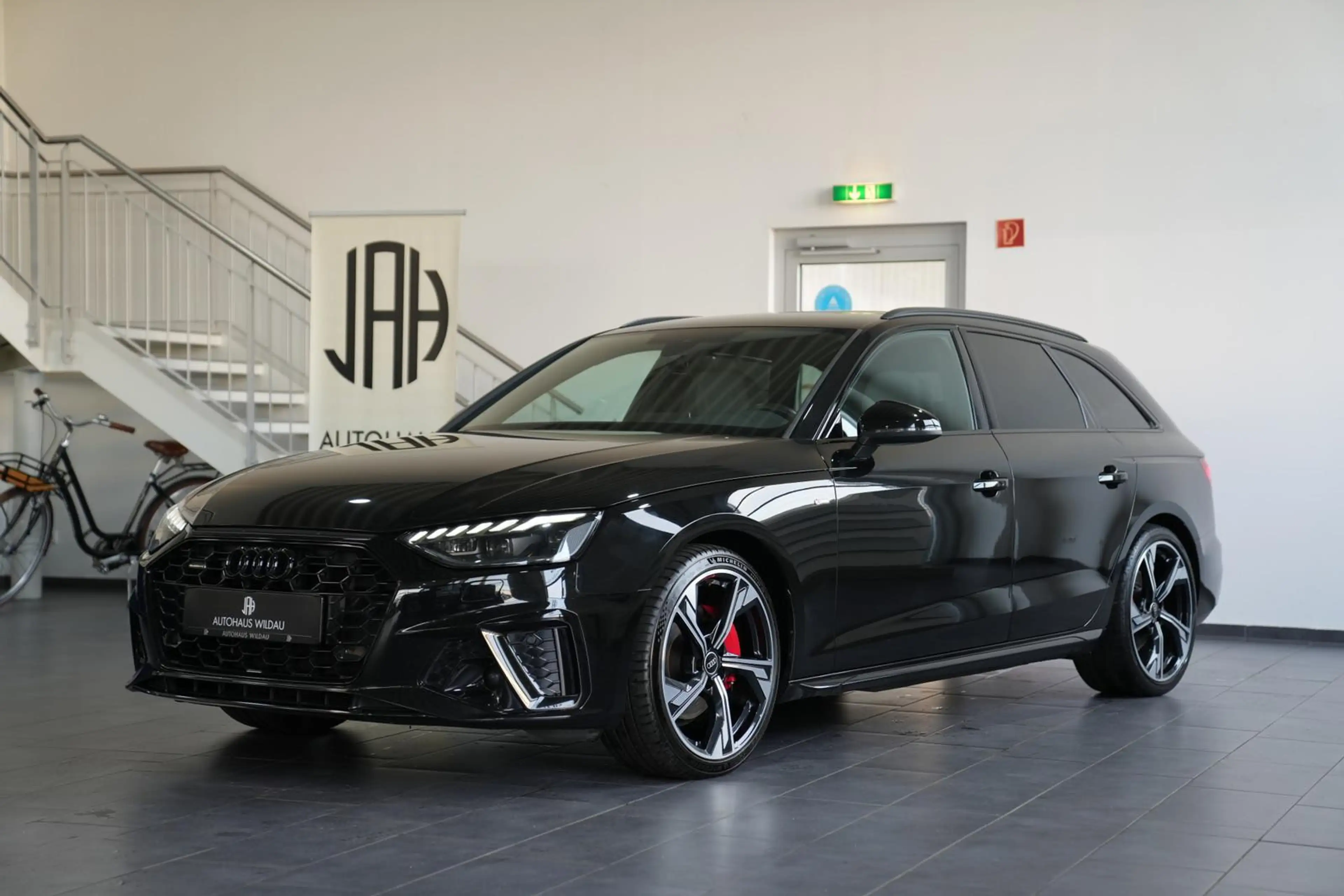 Audi A4 Avant 40 TDI quattro S line Sport — photo 3