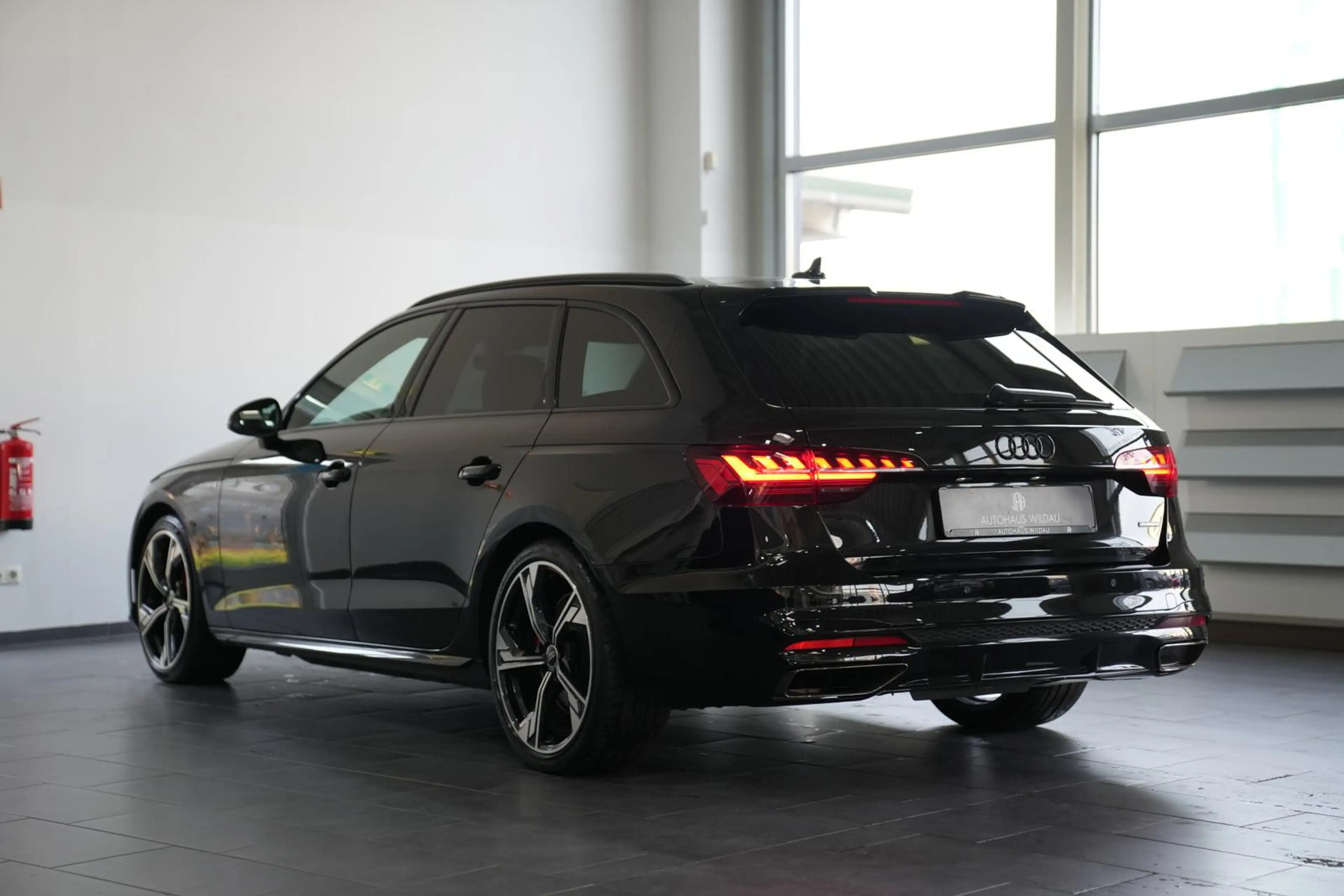 Audi A4 Avant 40 TDI quattro S line Sport — photo 11