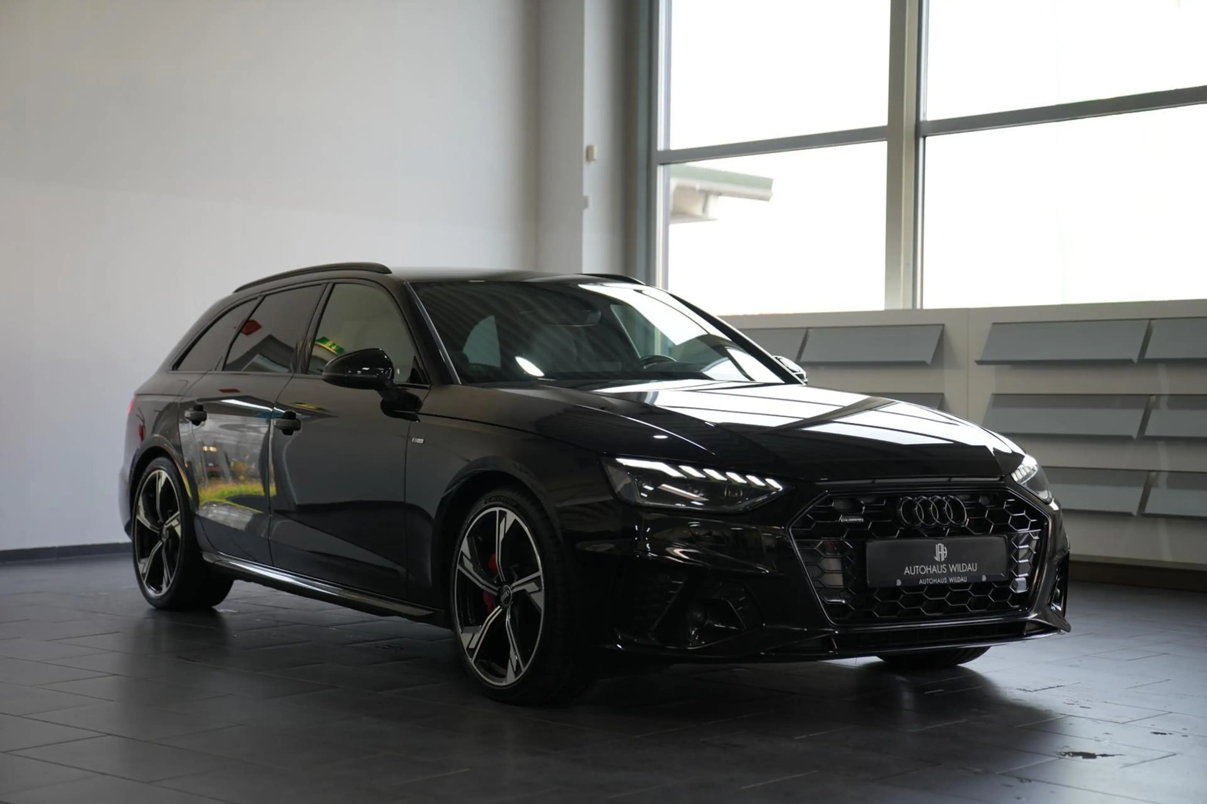 Audi A4 Avant 40 TDI quattro S line Sport — photo 4