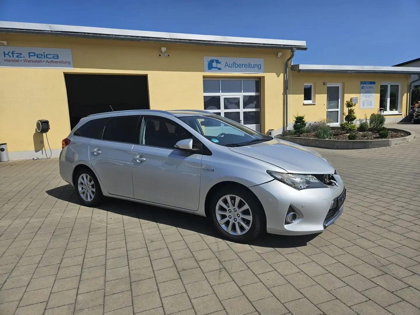 Toyota Auris Touring Sports Hybrid Life+ Argent - 1