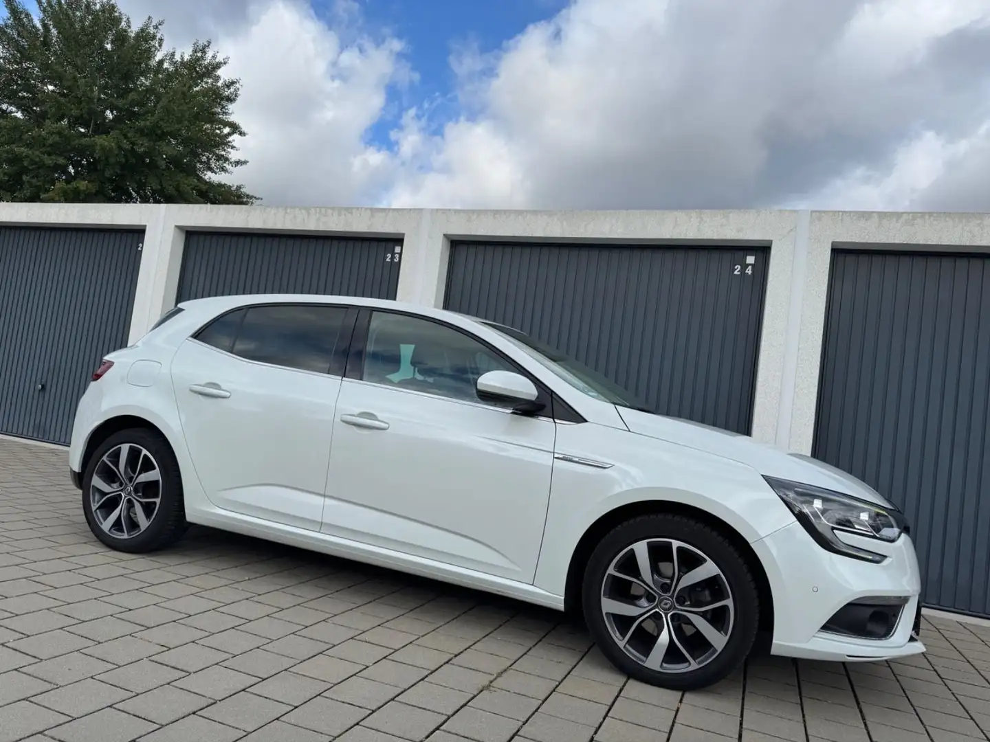 Renault Megane BOSE-Edition *Navi/LED/Kamera* Weiß - 2