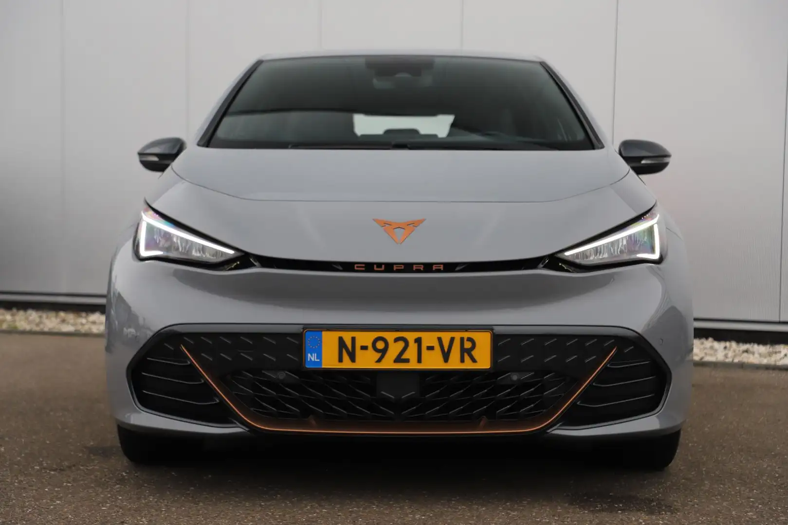 CUPRA Born Performance One 62 kWh All-Season Banden Carplay A Grijs - 2