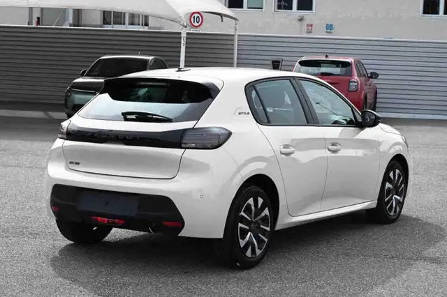 Peugeot 208 view 3