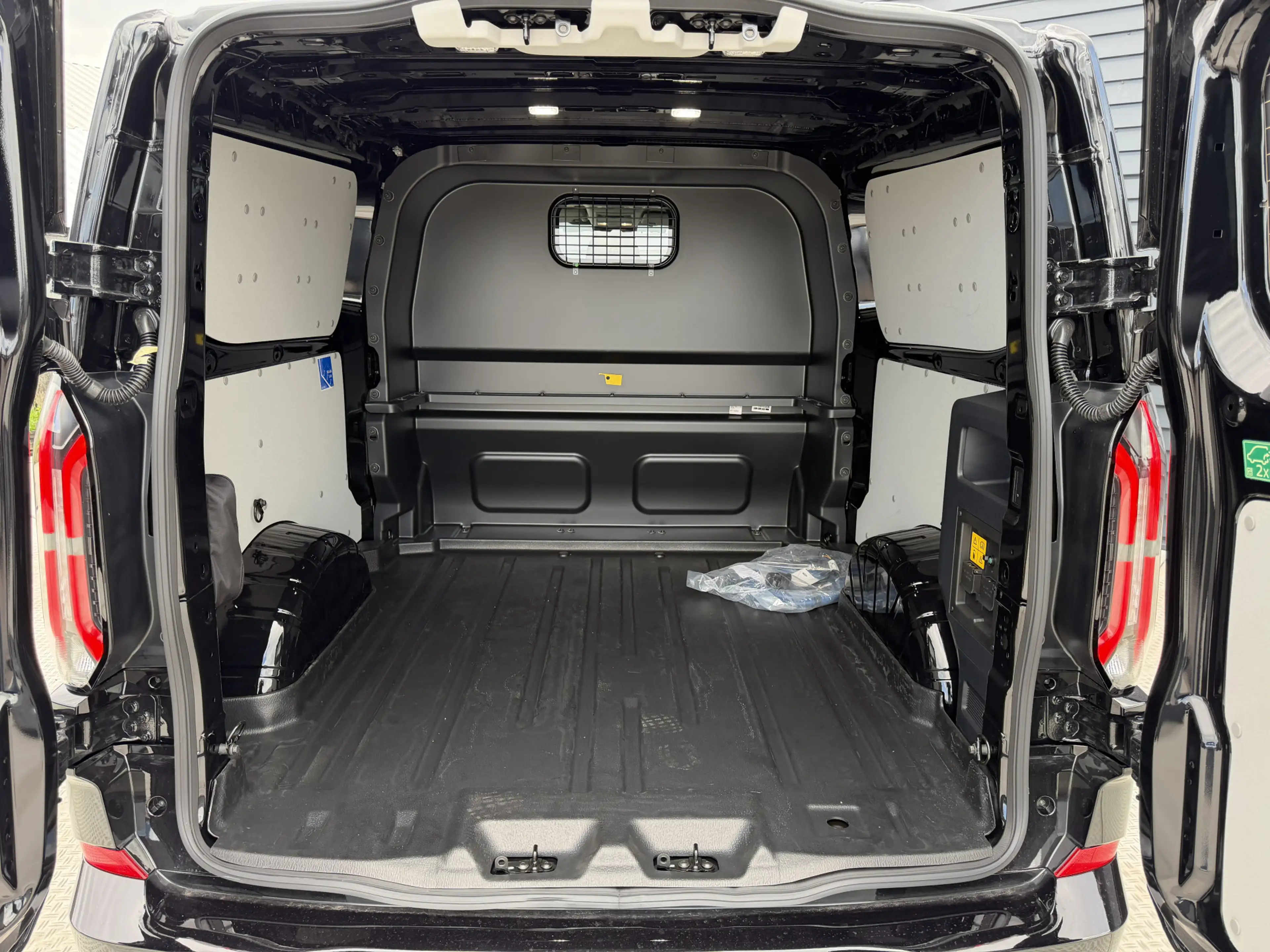 Ford E-Transit Cust. 320 L2H1 Sport 71 kWh DC | Next Level Editio — photo 13