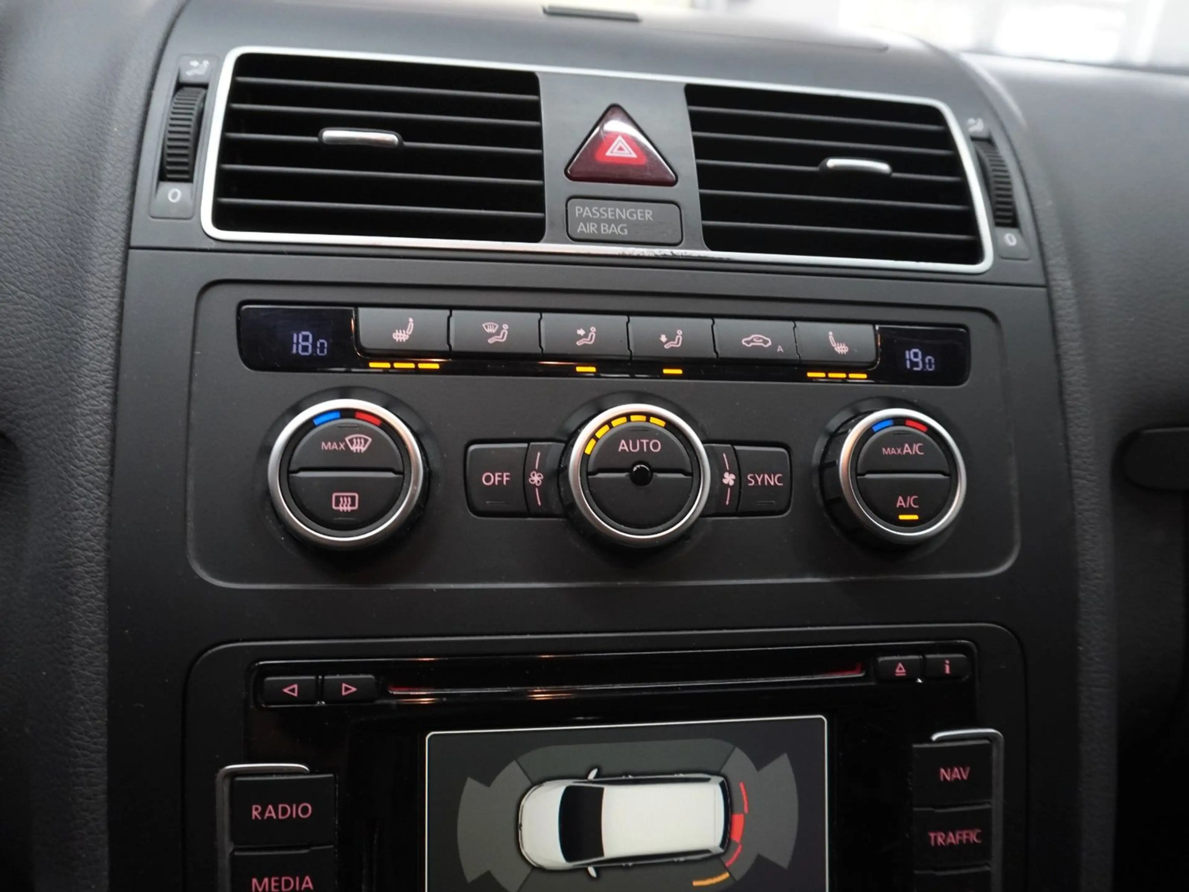 Volkswagen Touran "Life" 1.4 TSI DSG 7-Sitzer AHK NAV SHZ — photo 9