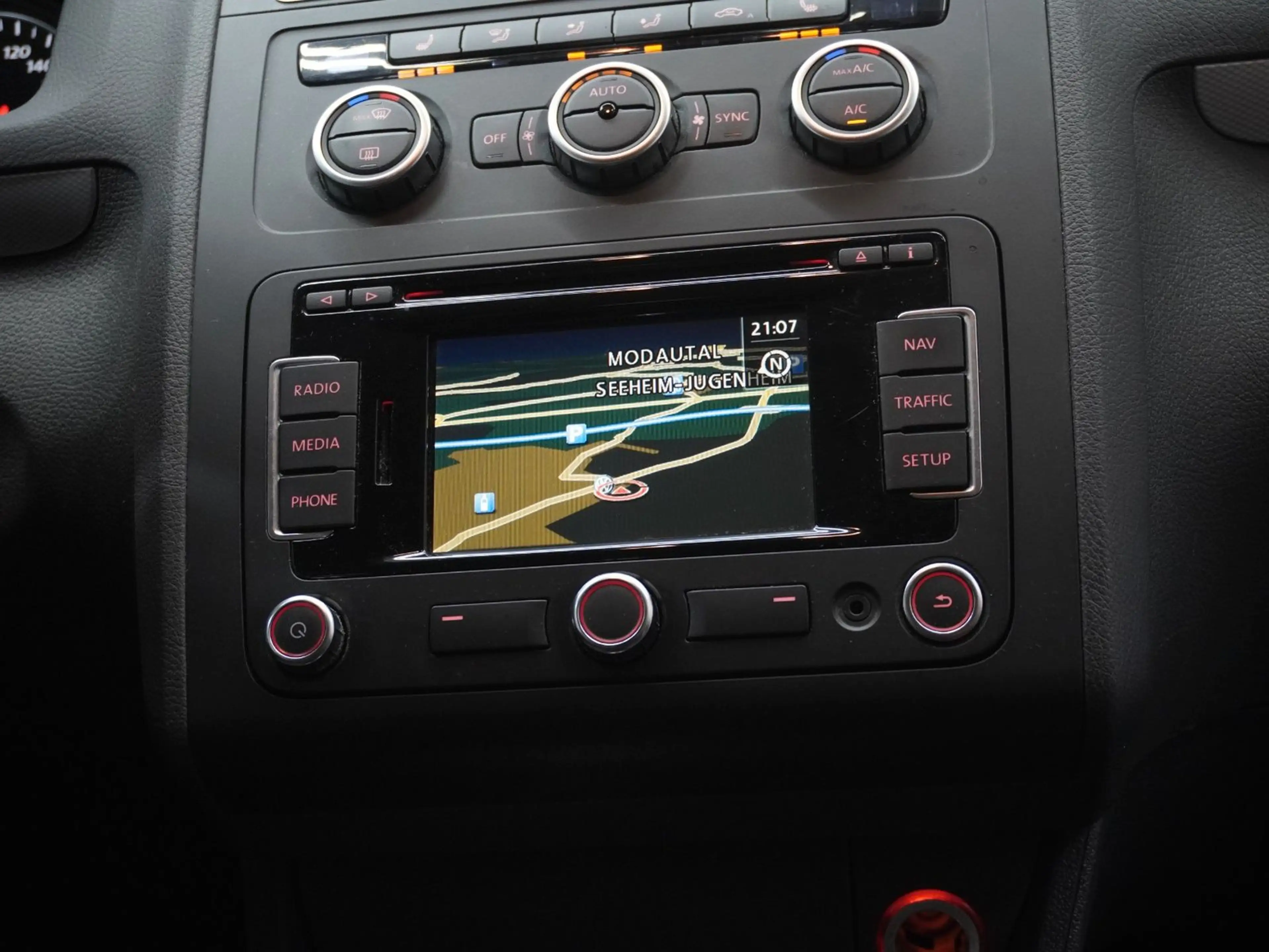 Volkswagen Touran "Life" 1.4 TSI DSG 7-Sitzer AHK NAV SHZ — photo 7