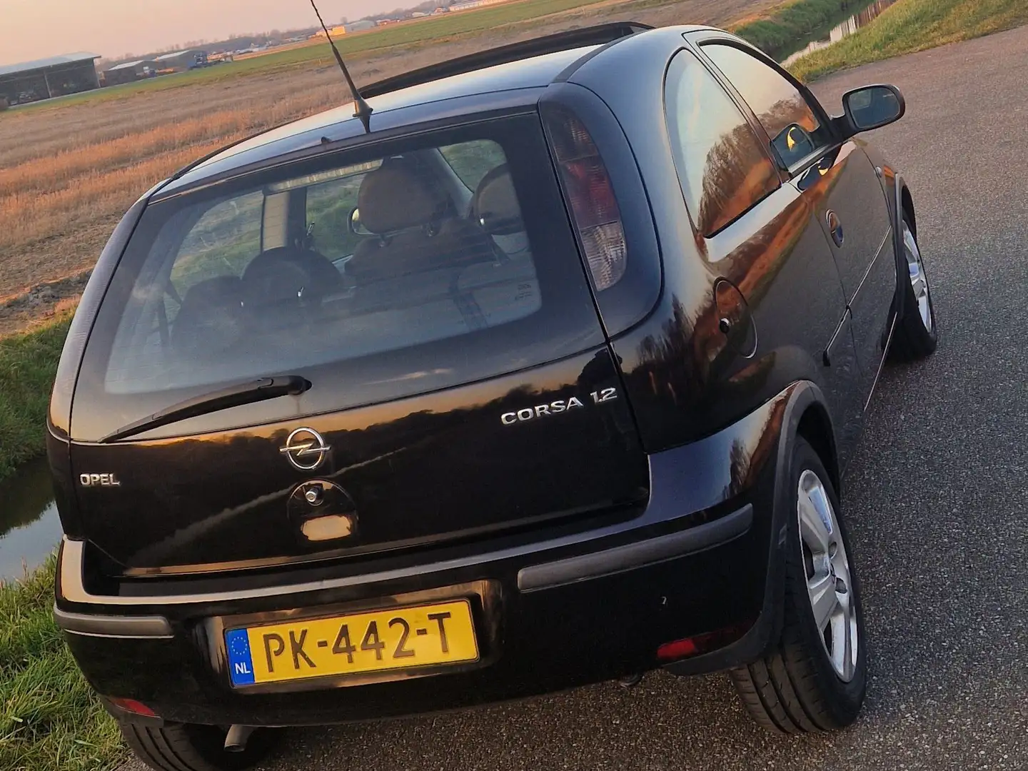 Opel Corsa Corsa 1.2-16V Essentia Zwart - 2