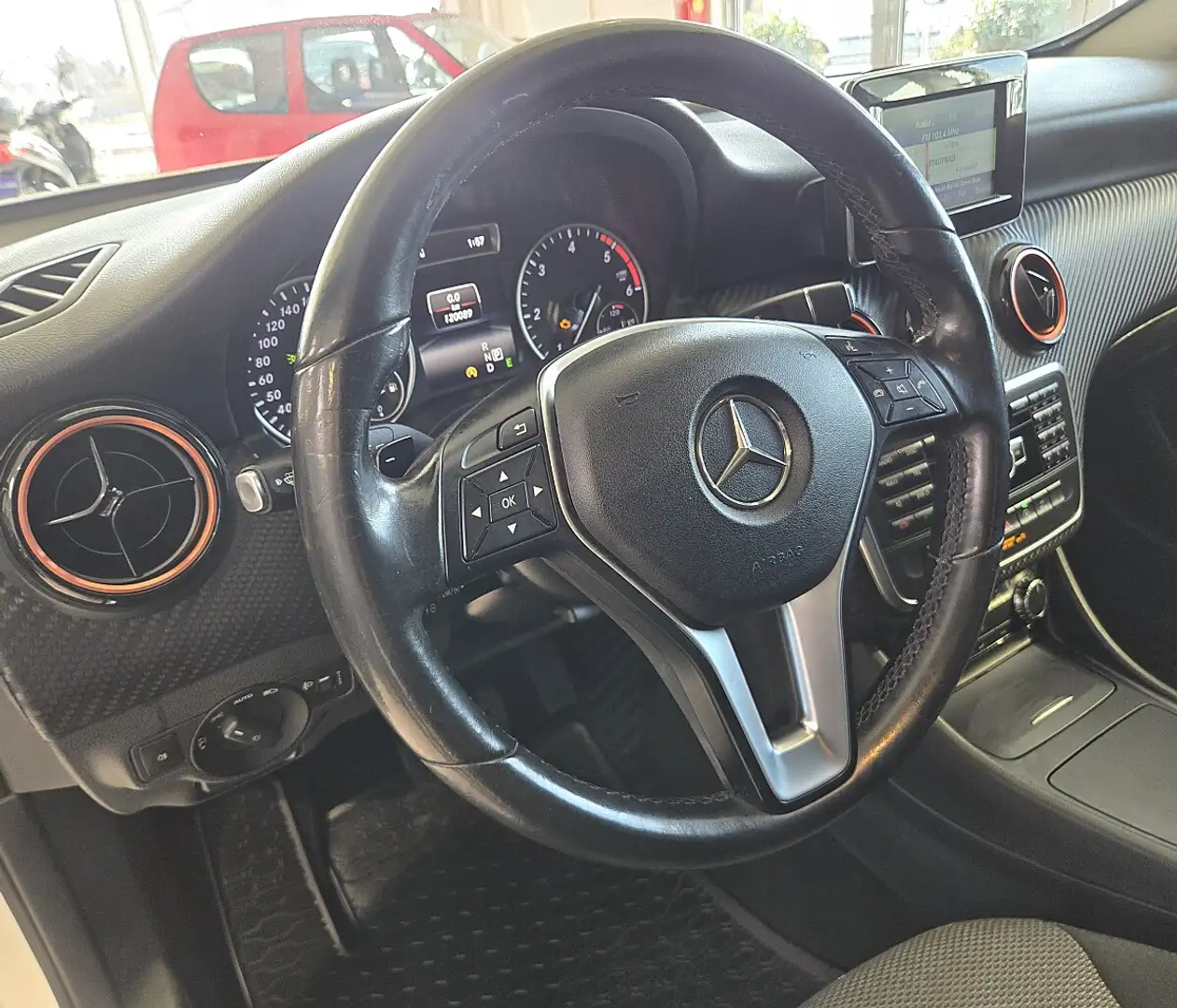 Mercedes-Benz GLA 180 CDI Edition Lifestyle Aut. Weiß - 2