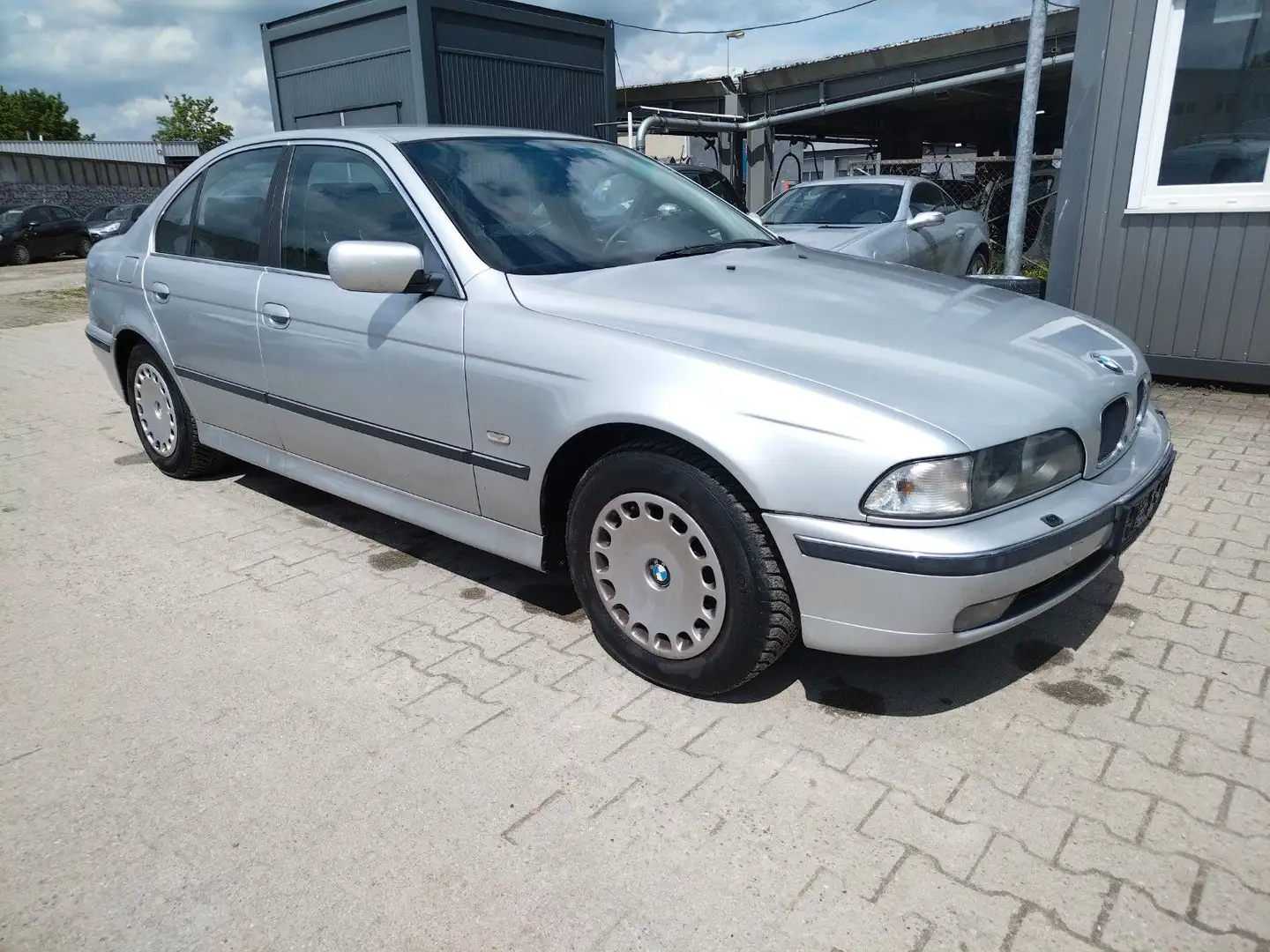 BMW 523 i M PAKET+NAVI+TEMPOMAT+El.MEMORYSITZ+PDC Plateado - 1