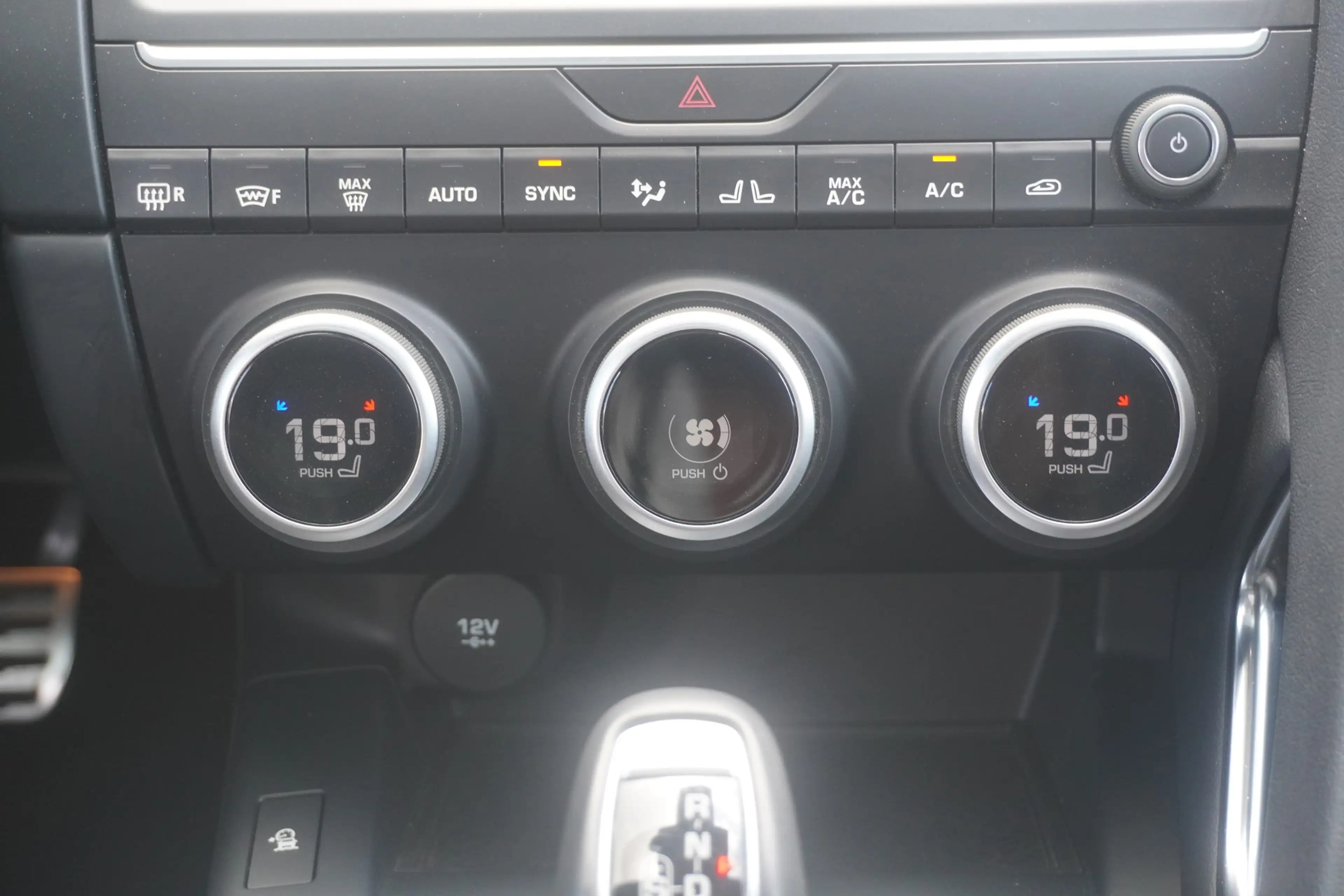 Jaguar E-Pace E-PACE 2.0 R-Dynamic SE AWD LED Navi Panorama — photo 15