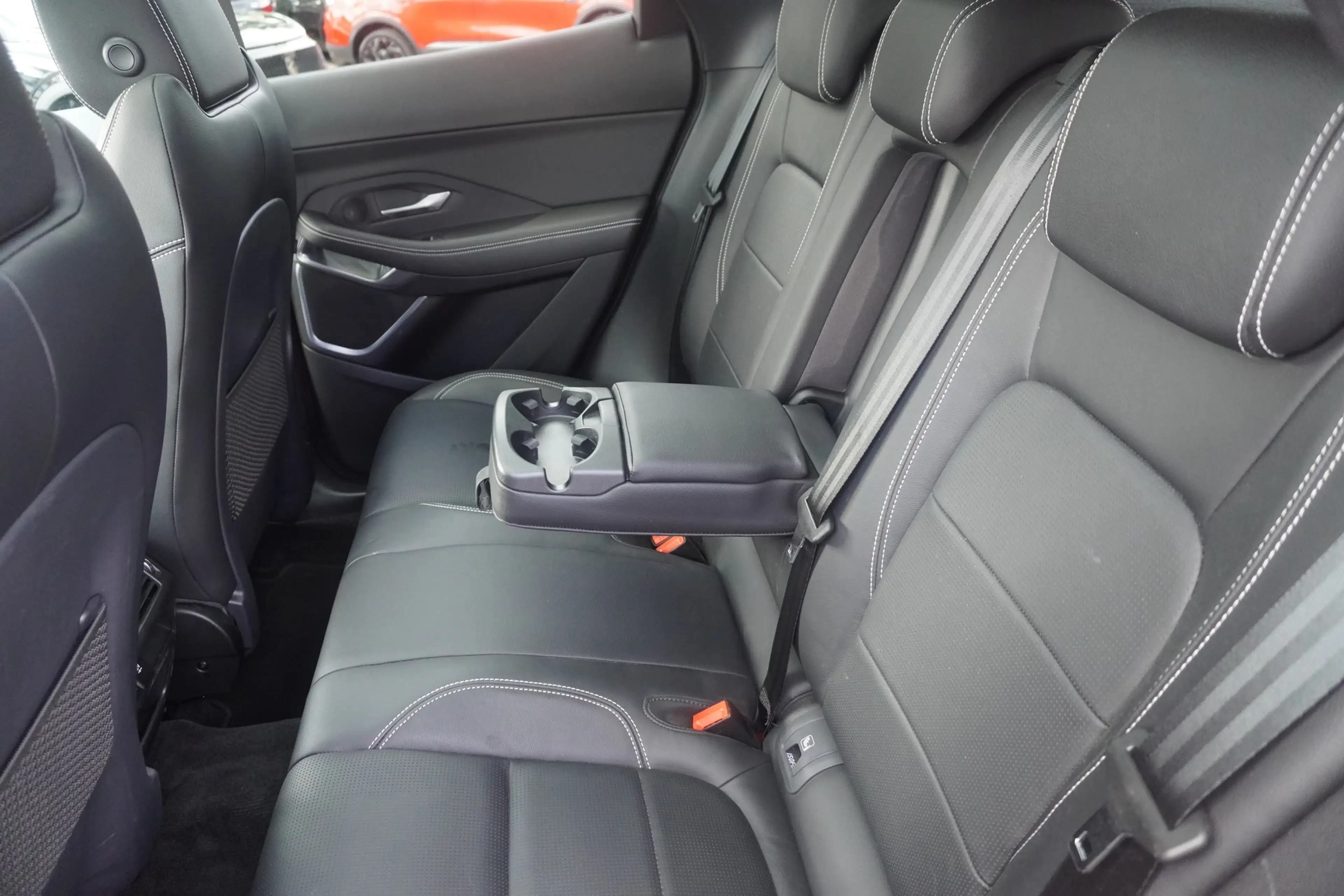 Jaguar E-Pace E-PACE 2.0 R-Dynamic SE AWD LED Navi Panorama — photo 10