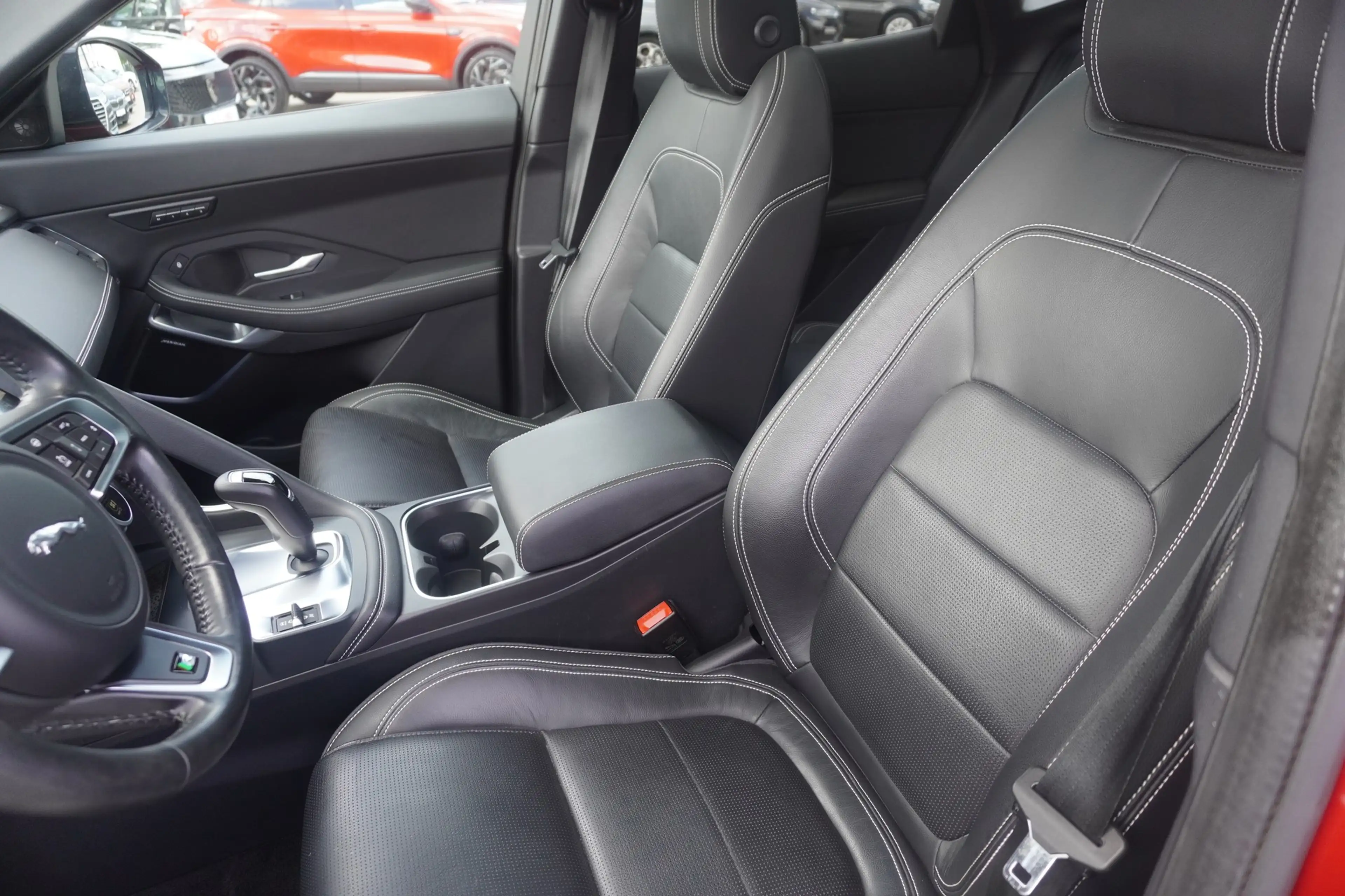 Jaguar E-Pace E-PACE 2.0 R-Dynamic SE AWD LED Navi Panorama — photo 9