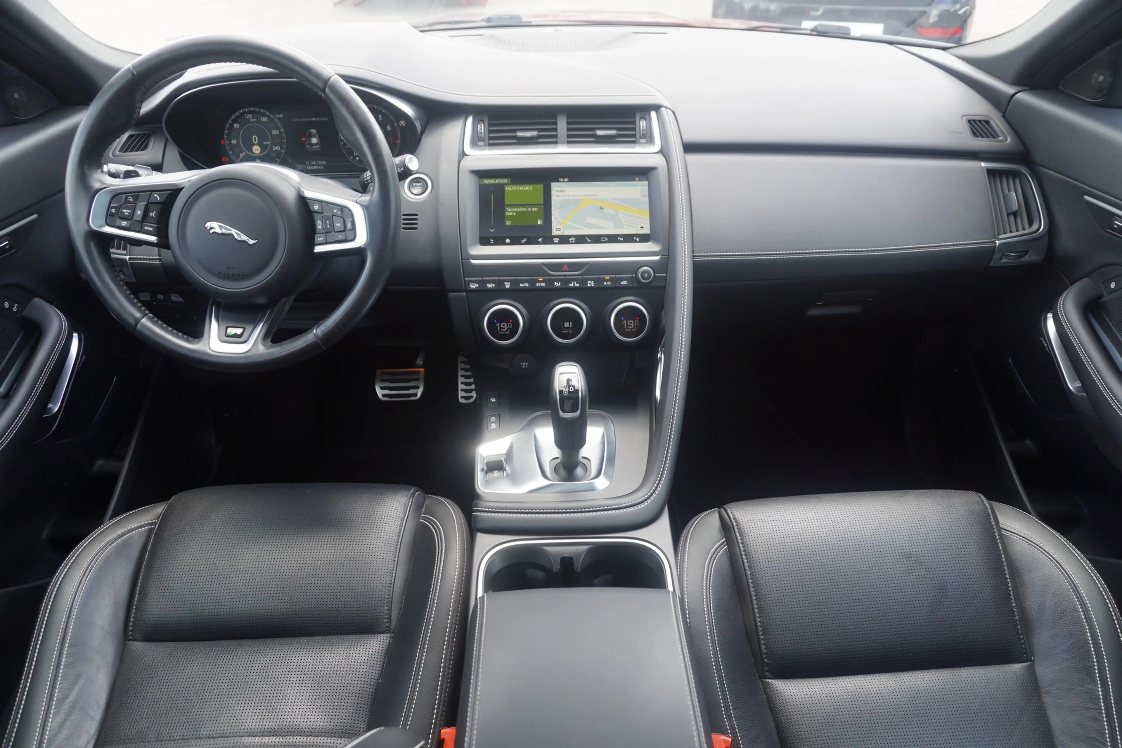 Jaguar E-Pace E-PACE 2.0 R-Dynamic SE AWD LED Navi Panorama — photo 13