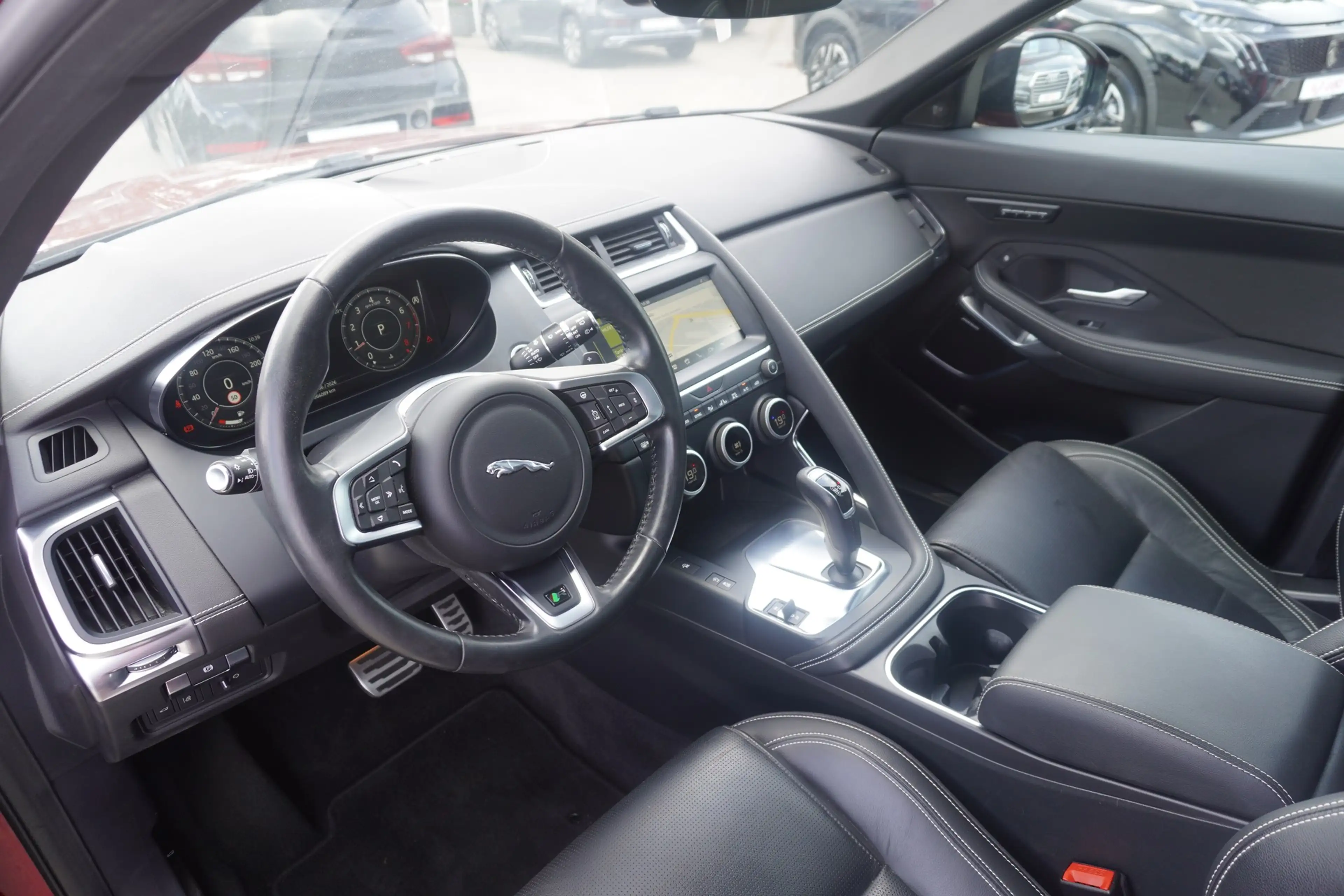 Jaguar E-Pace E-PACE 2.0 R-Dynamic SE AWD LED Navi Panorama — photo 8