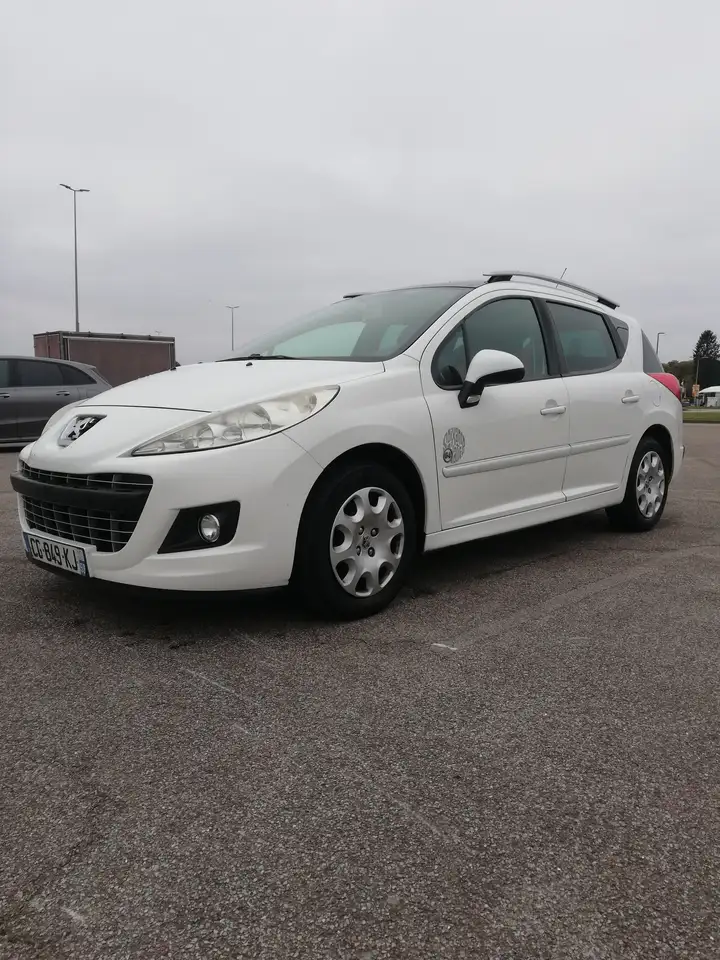 Peugeot 207 1.6 HDi 16V 90 ch (DV6) serie 64