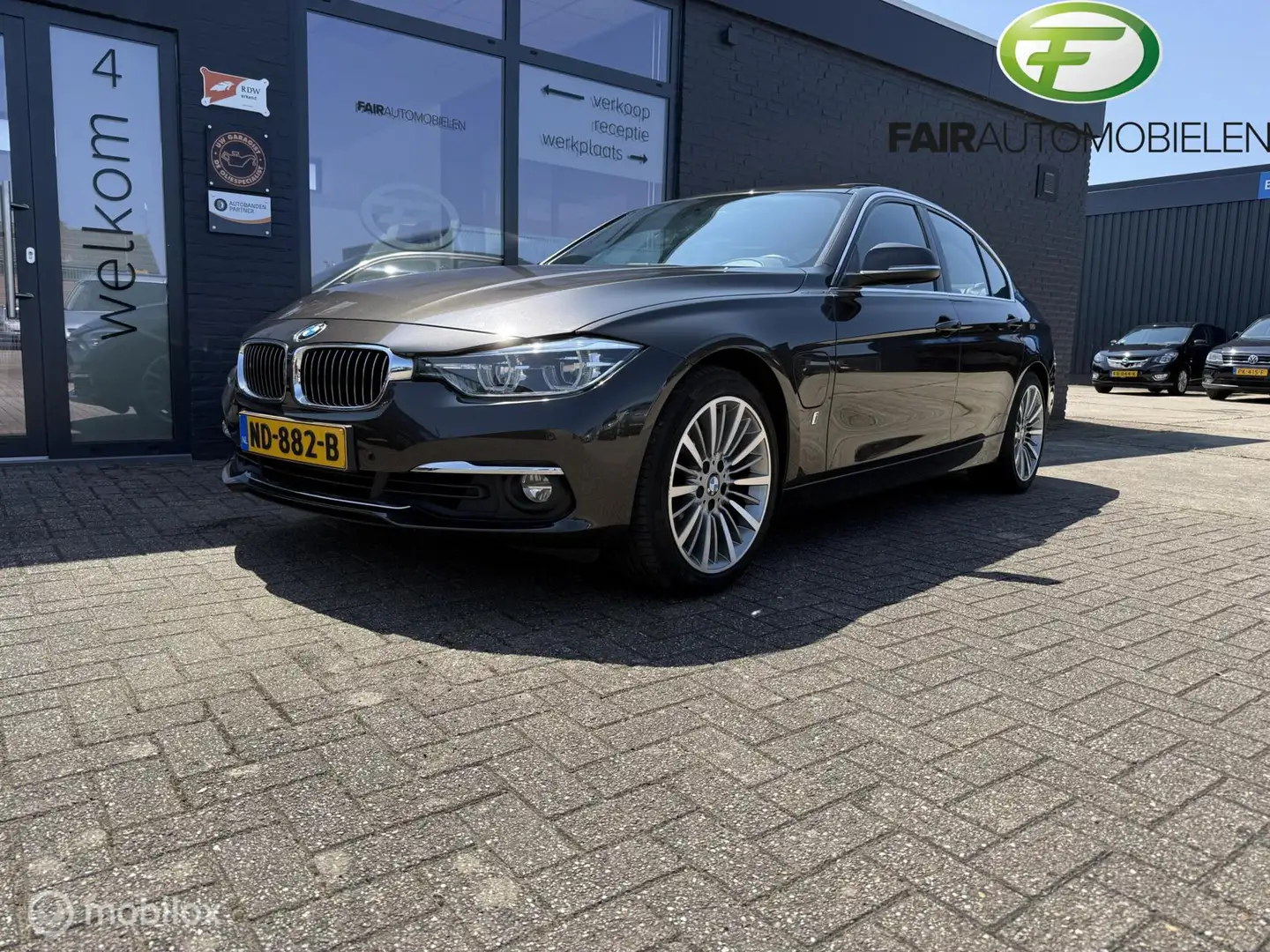 BMW 330 3-serie 330e Centennial Executive Bruin - 1
