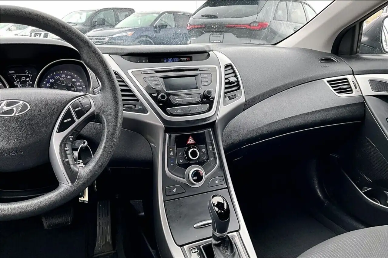 Hyundai ELANTRA photo Hyundai ELANTRA