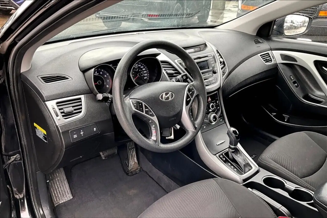 Hyundai ELANTRA photo Hyundai ELANTRA