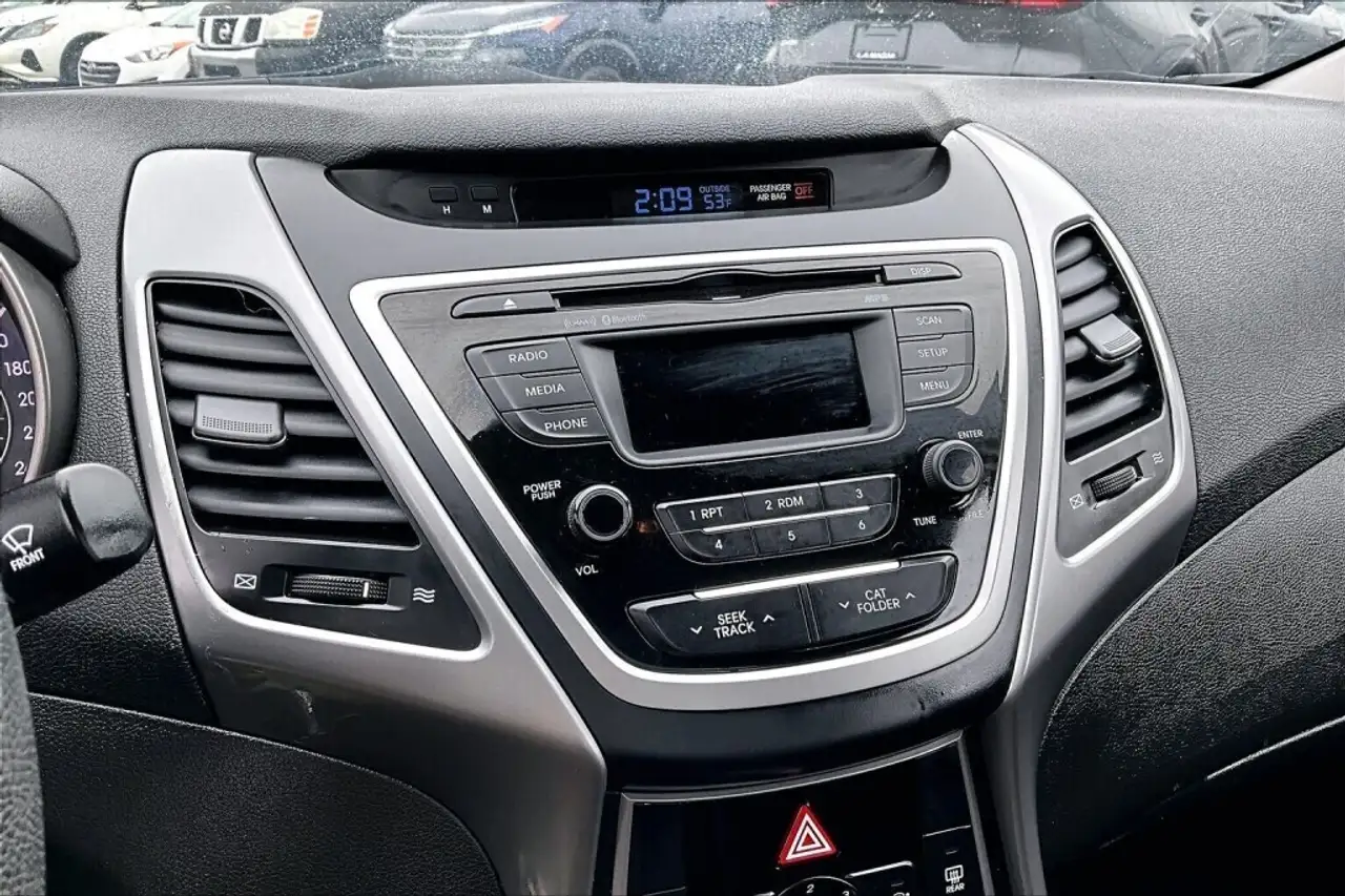 Hyundai ELANTRA photo Hyundai ELANTRA