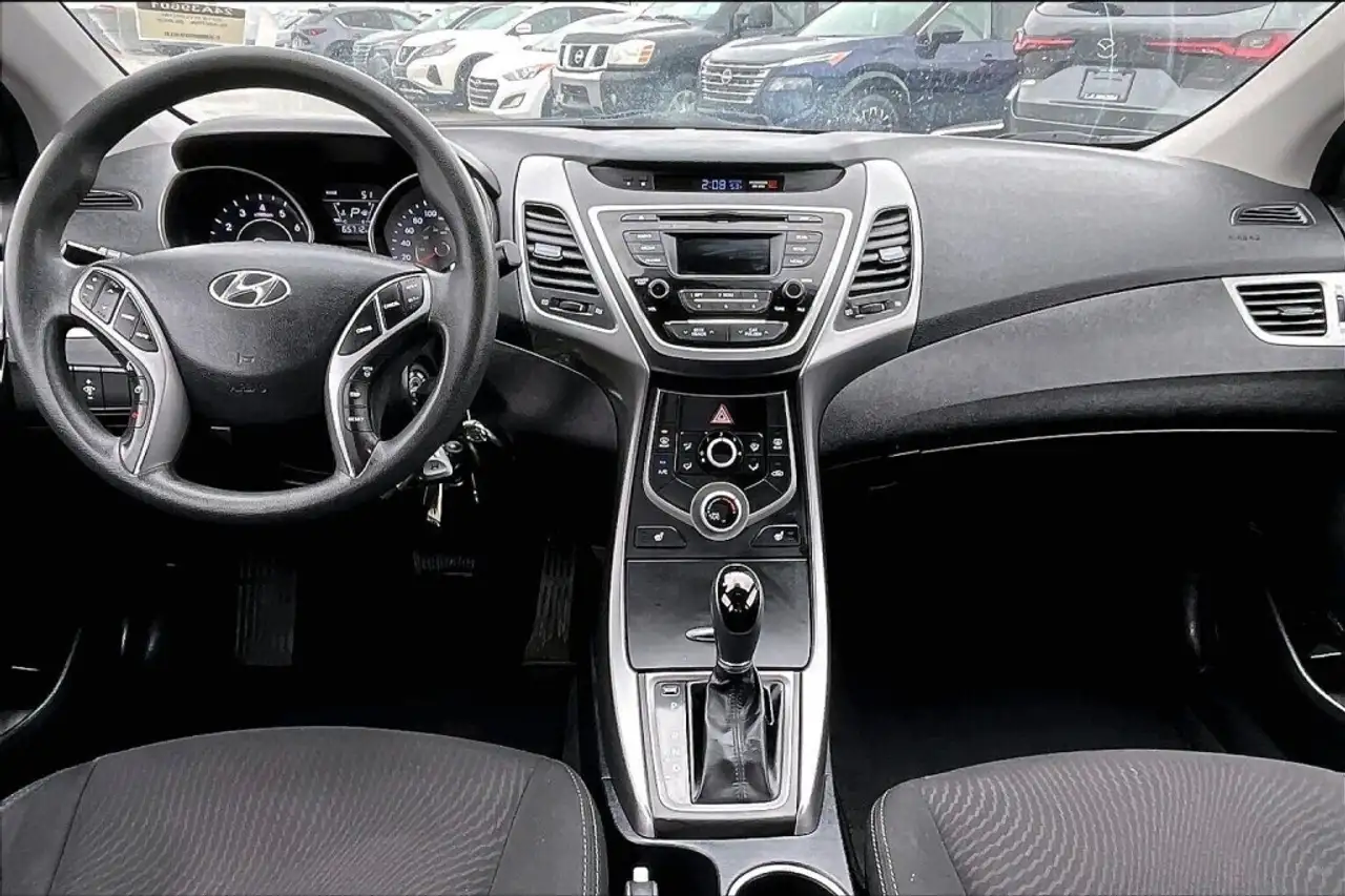 Hyundai ELANTRA photo Hyundai ELANTRA