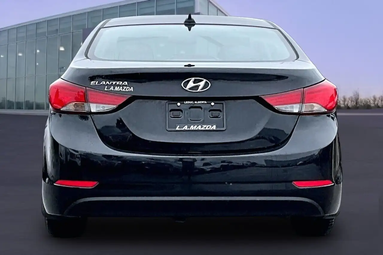 Hyundai ELANTRA photo Hyundai ELANTRA