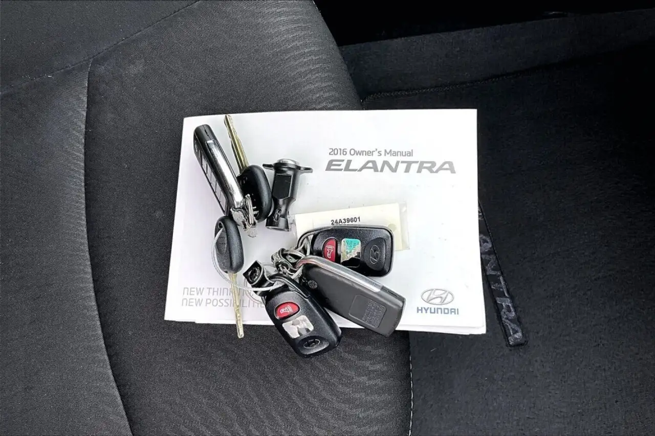 Hyundai ELANTRA photo Hyundai ELANTRA