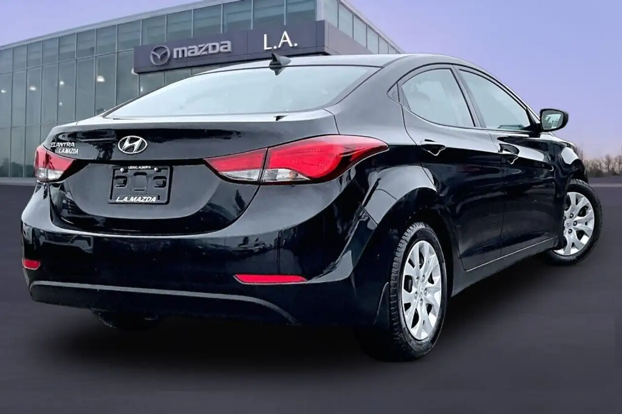Hyundai ELANTRA photo Hyundai ELANTRA