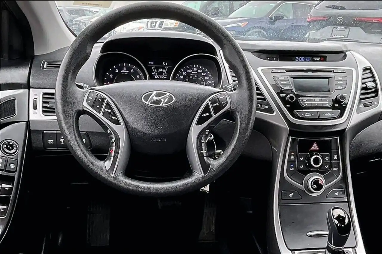 Hyundai ELANTRA photo Hyundai ELANTRA