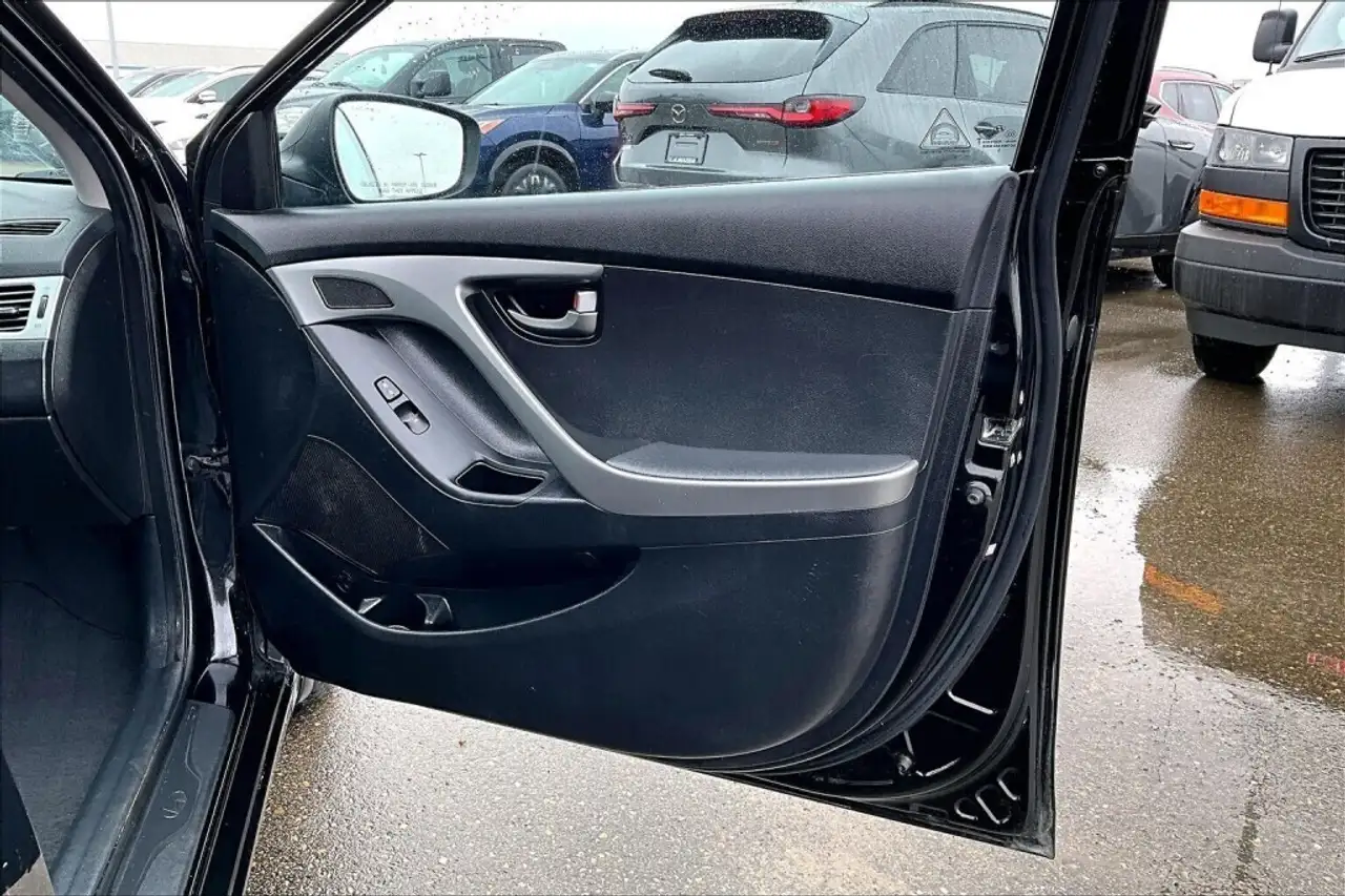 Hyundai ELANTRA photo Hyundai ELANTRA