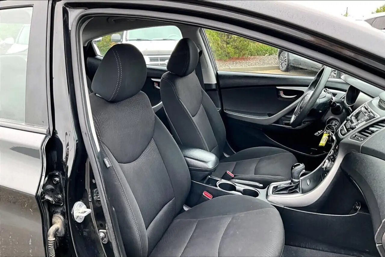 Hyundai ELANTRA photo Hyundai ELANTRA