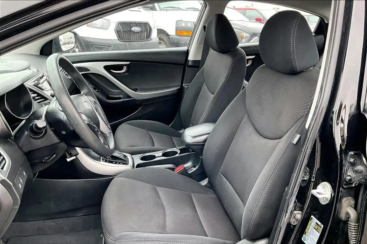 Hyundai ELANTRA photo Hyundai ELANTRA