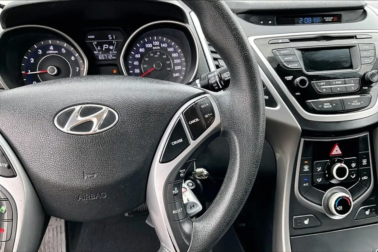 Hyundai ELANTRA photo Hyundai ELANTRA