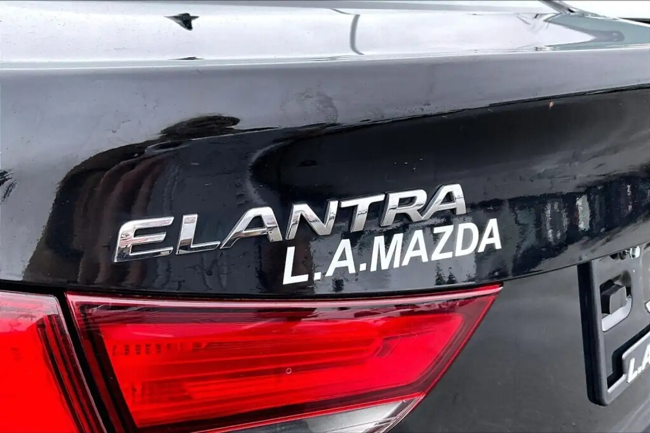 Hyundai ELANTRA photo Hyundai ELANTRA