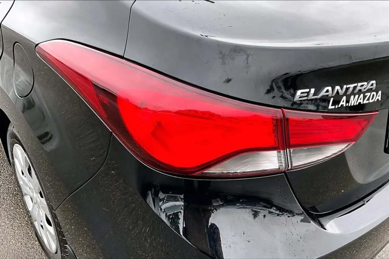 Hyundai ELANTRA photo Hyundai ELANTRA