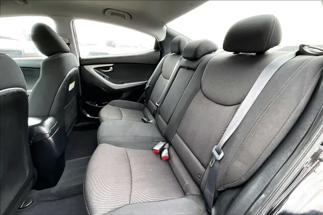 Hyundai ELANTRA photo Hyundai ELANTRA