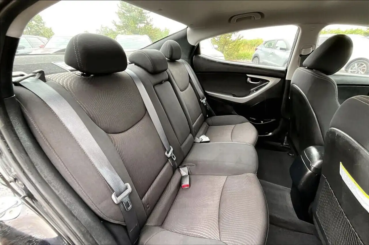 Hyundai ELANTRA photo Hyundai ELANTRA