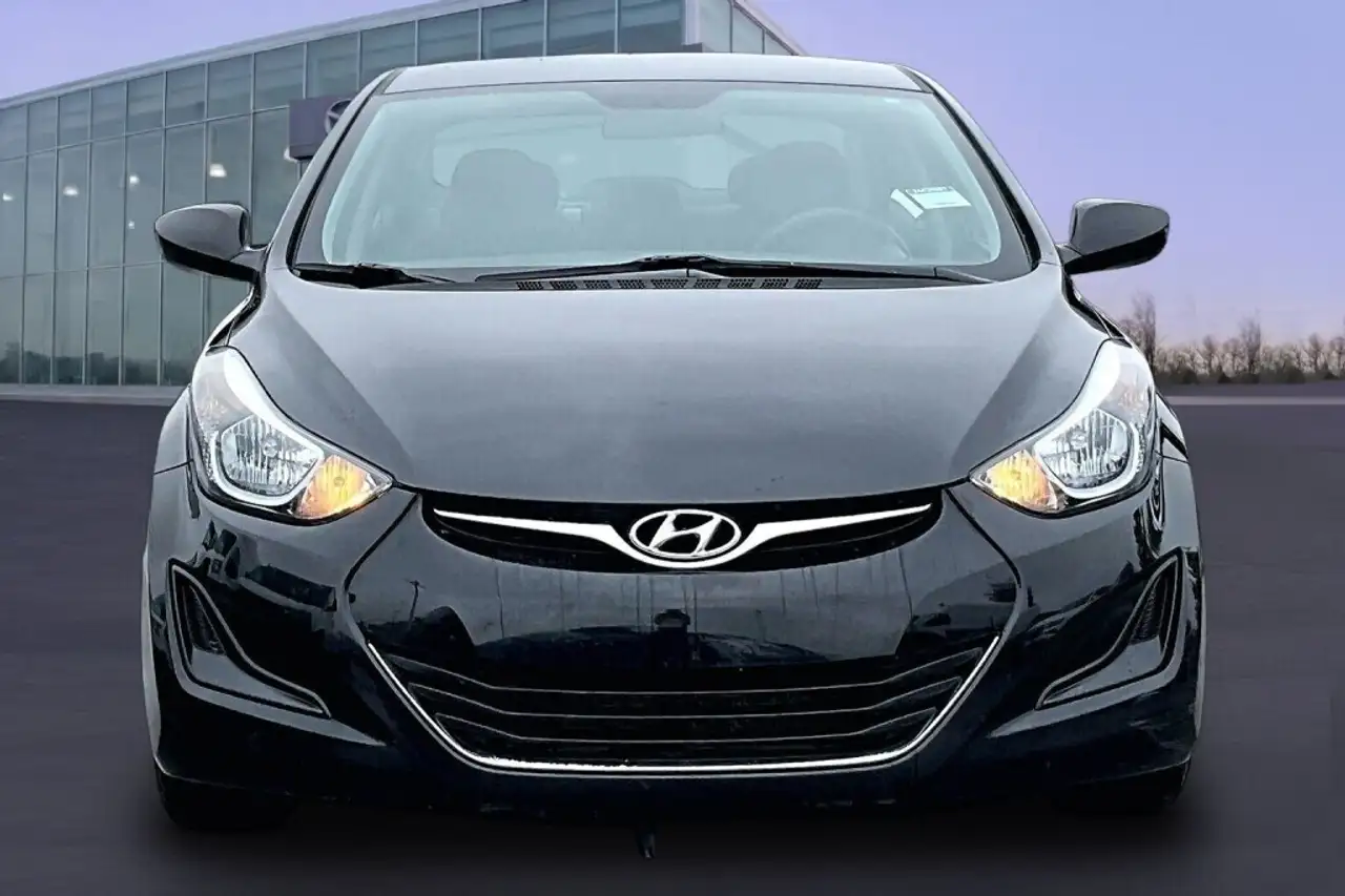 Hyundai ELANTRA photo Hyundai ELANTRA