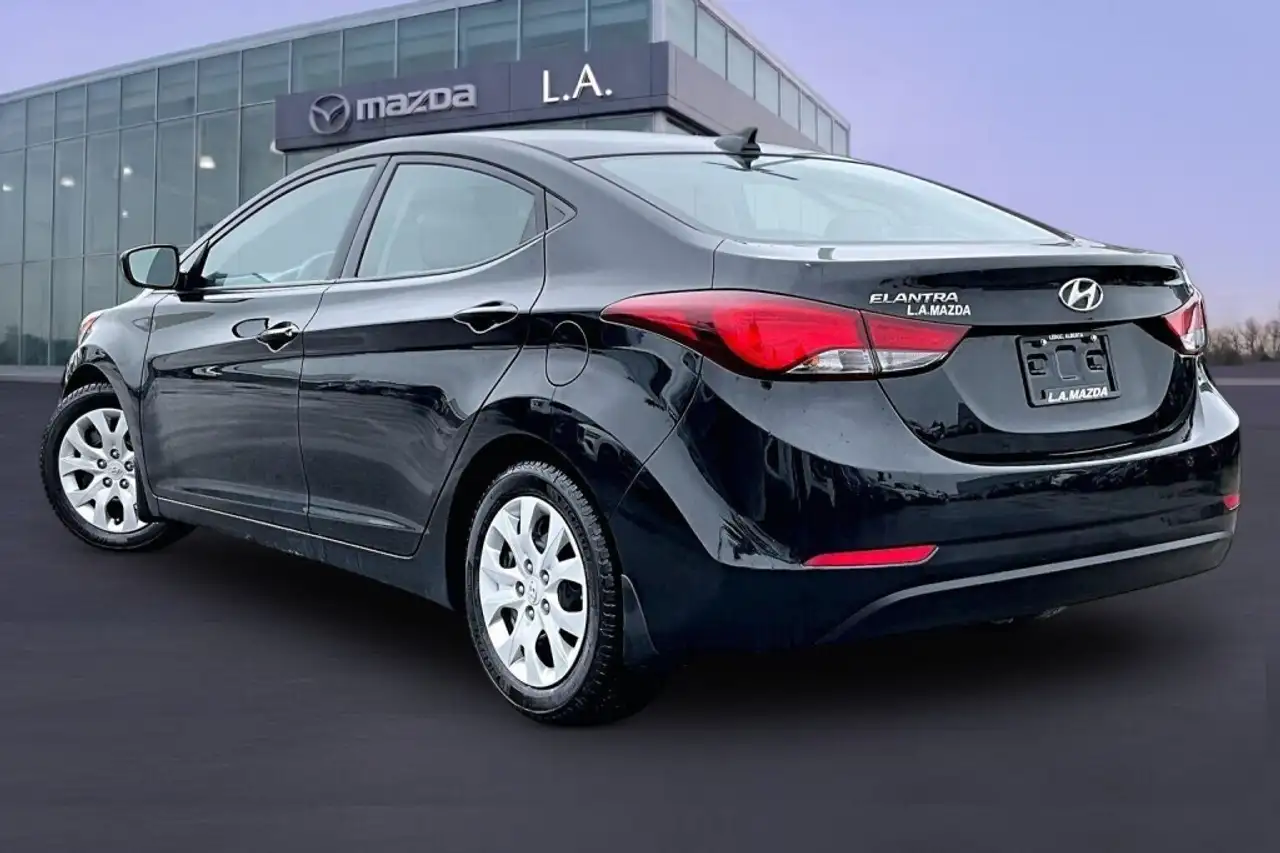 Hyundai ELANTRA photo Hyundai ELANTRA