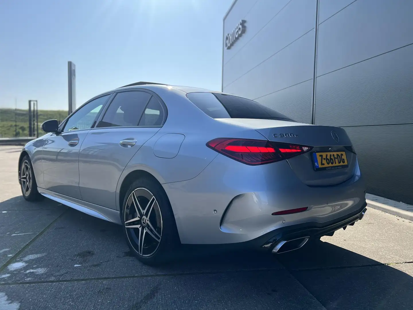 Mercedes-Benz C 300 e | AMG Line | Panoramadak | Trekhaak | Premium Pl Zilver - 2