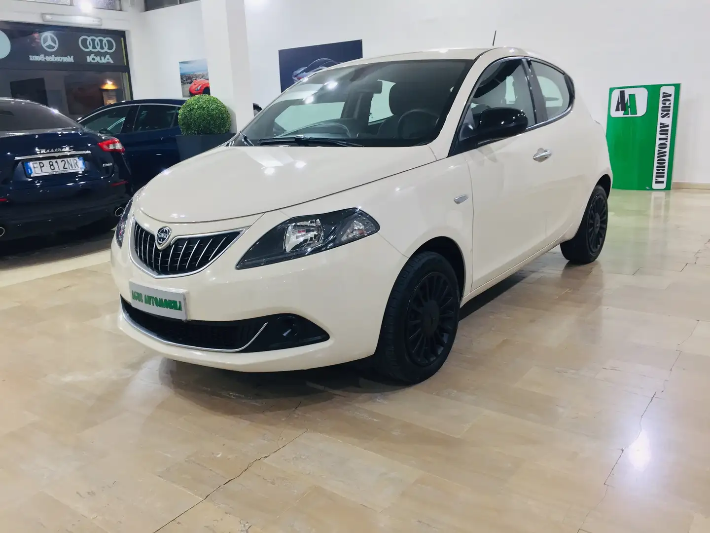 Lancia Ypsilon 1.0 Firefly Hybrid Beige - 1