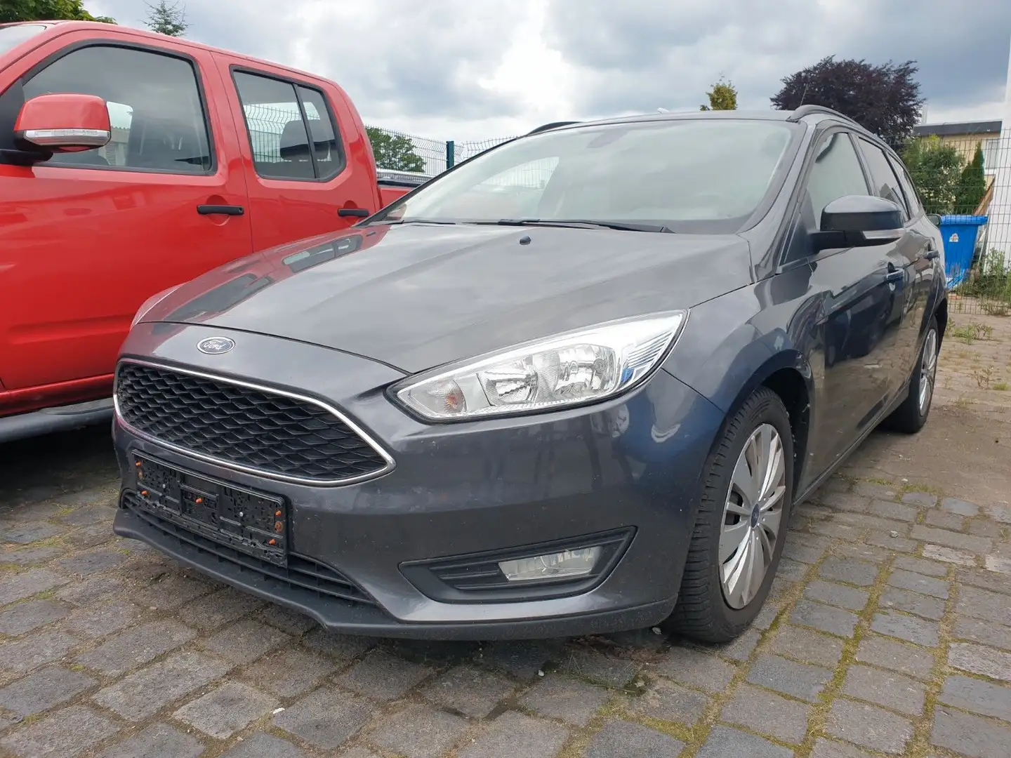 Ford Focus Turnier Business*Motorschaden* Grau - 1