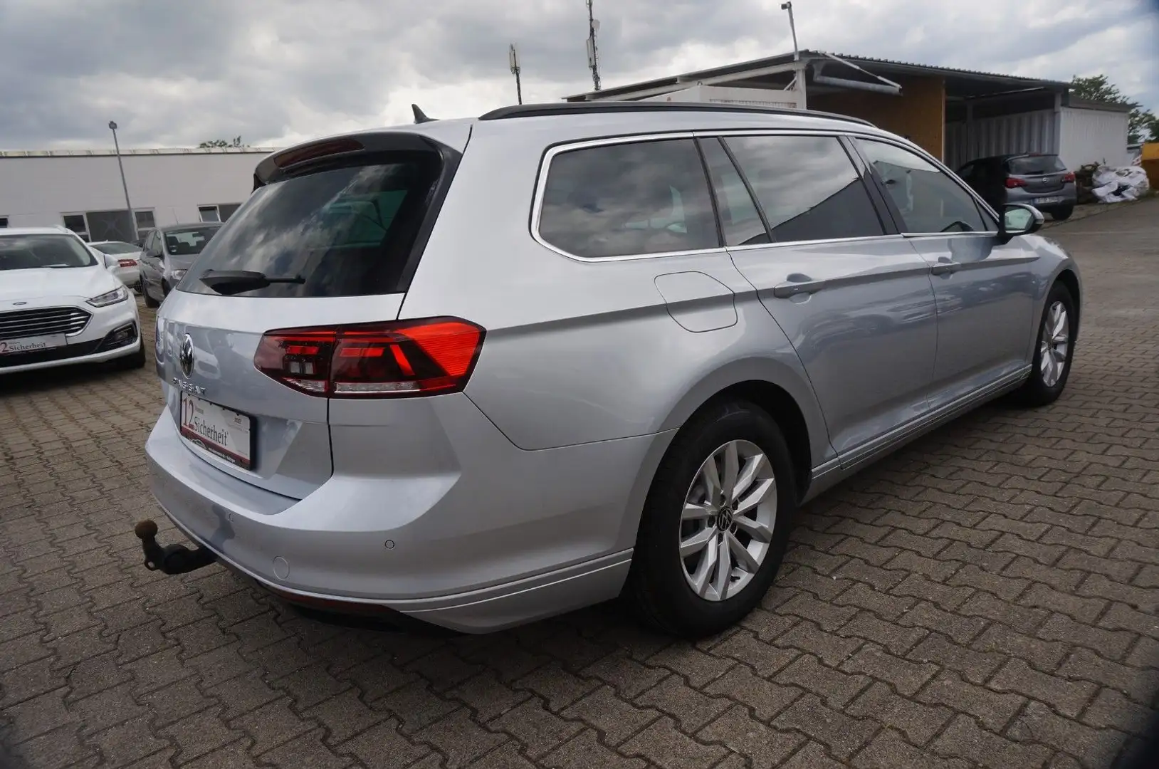 Volkswagen Passat Variant Passat Kom.R-Line*AUT*AHK*NAV*TOTWINK*ACC*KAMERA Silber - 1