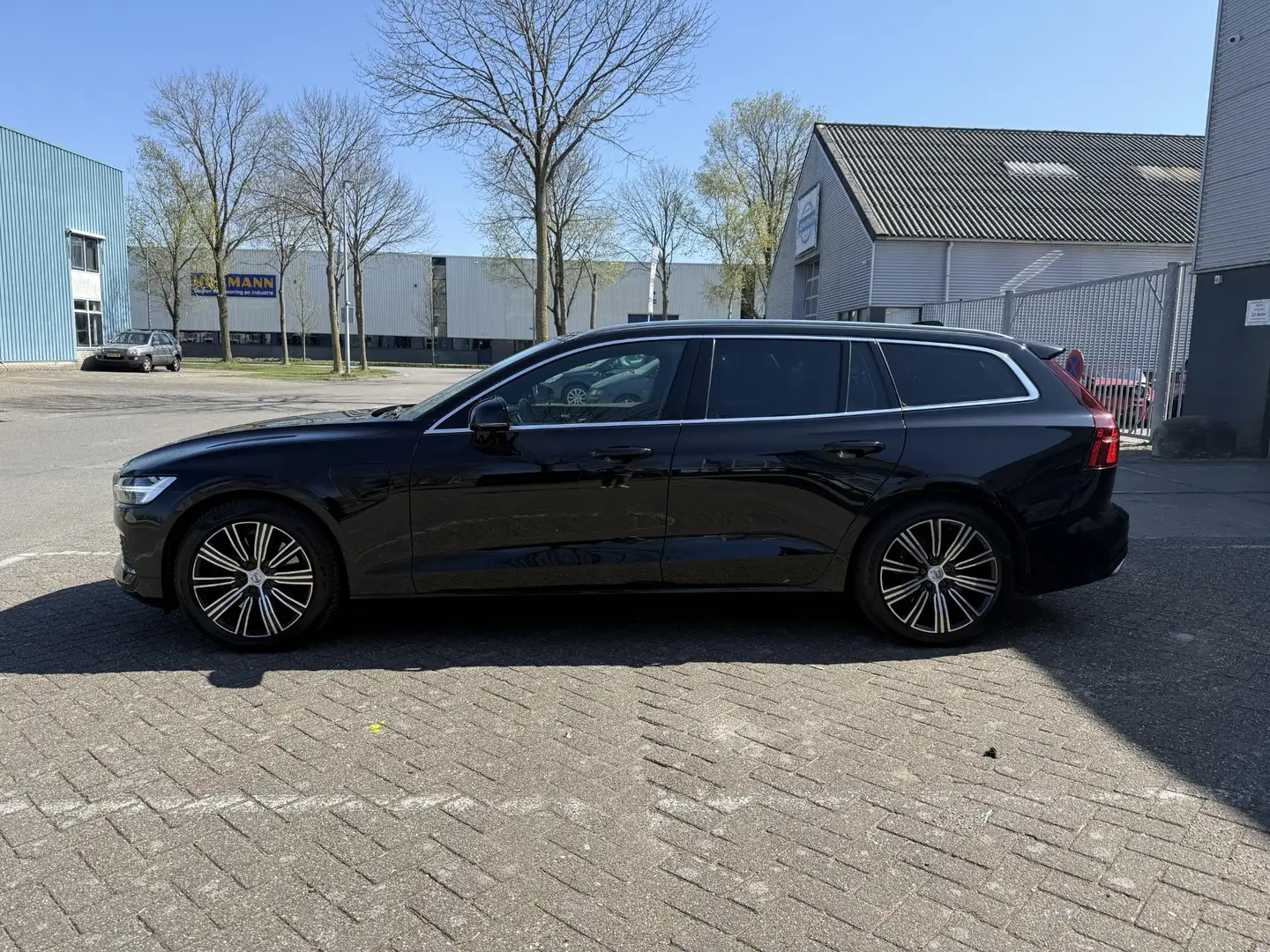 Volvo V60 2.0 T8 Twin Engine AWD Inscription Massage l Pano Zwart - 2
