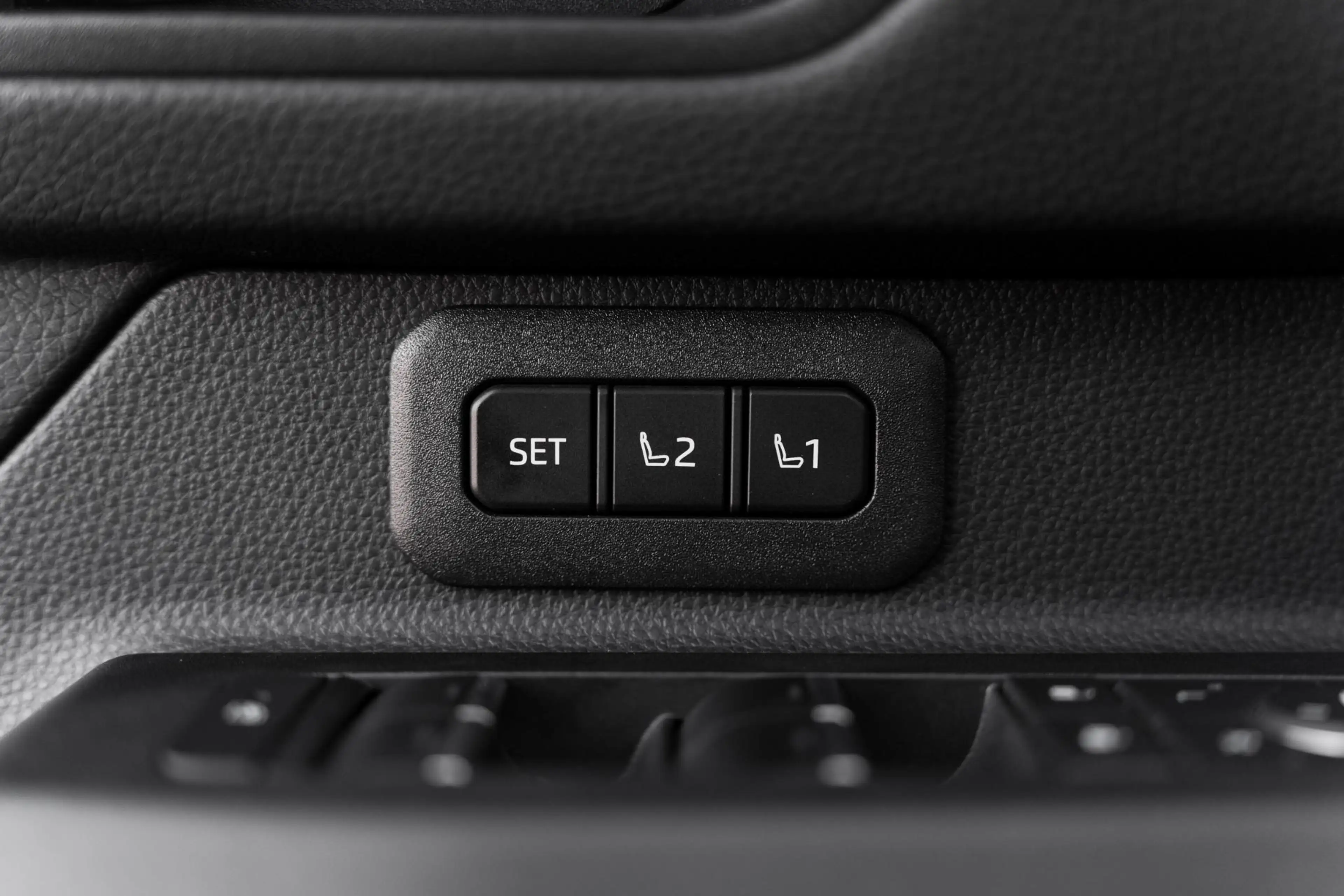 Toyota Land Cruiser 2.8 D-4D Standard Roof Window Van Navigator — photo 14