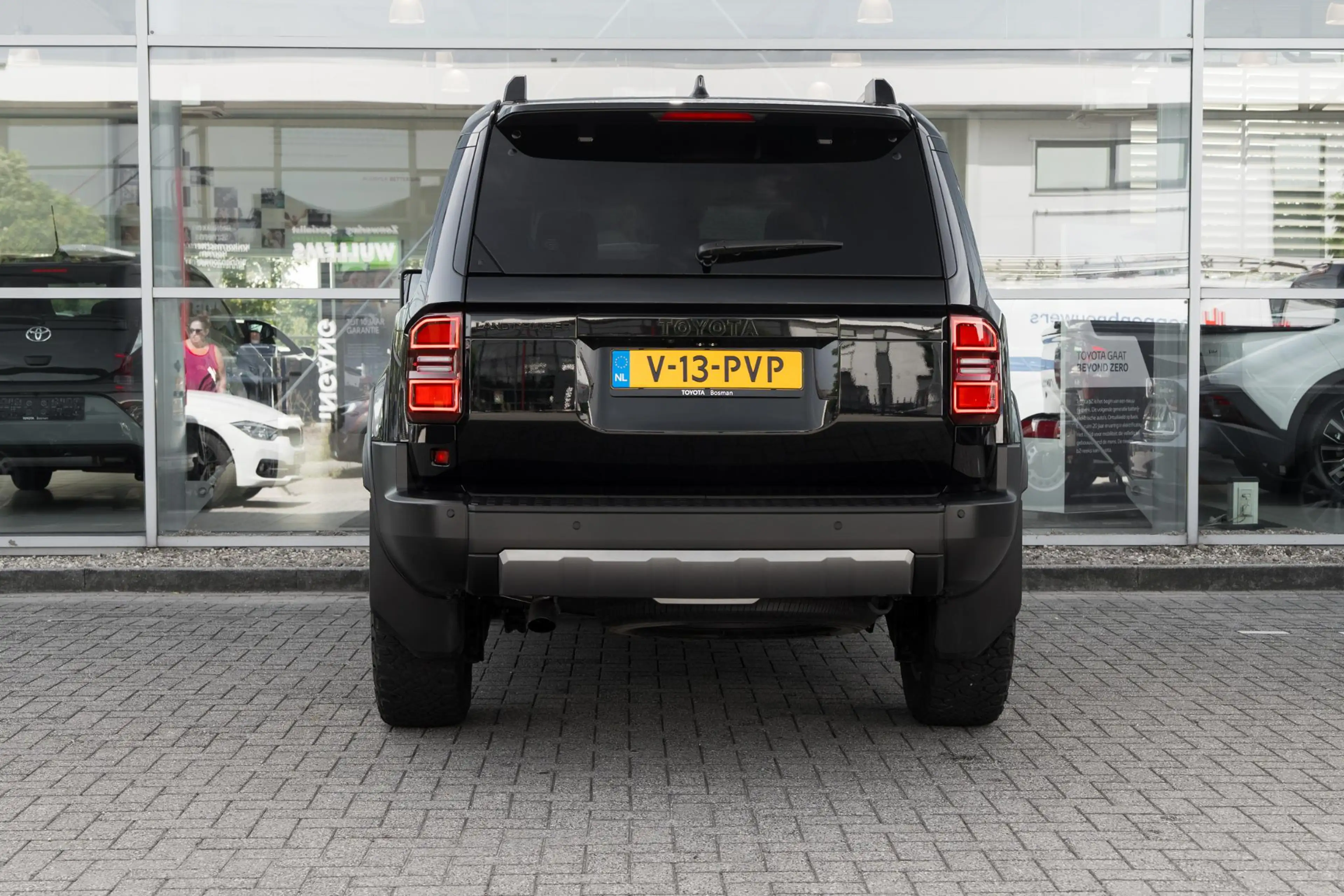 Toyota Land Cruiser 2.8 D-4D Standard Roof Window Van Navigator — photo 17
