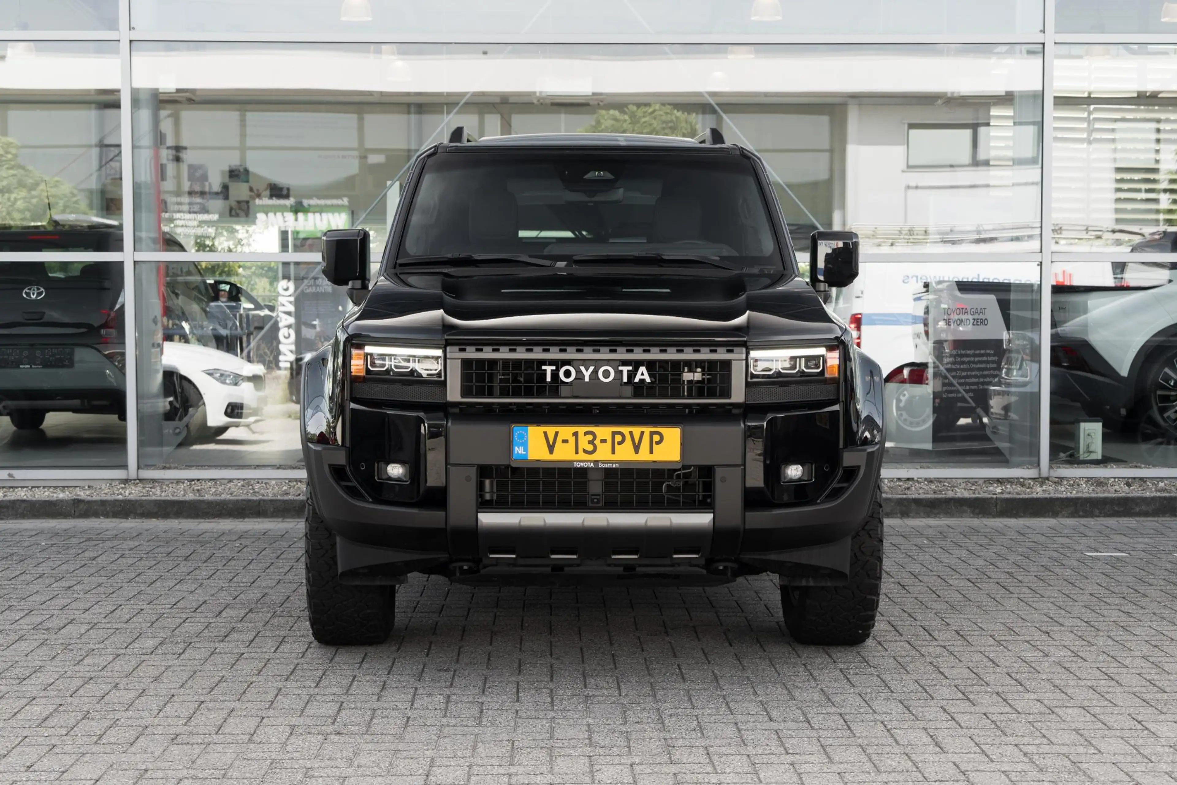 Toyota Land Cruiser 2.8 D-4D Standard Roof Window Van Navigator — photo 16