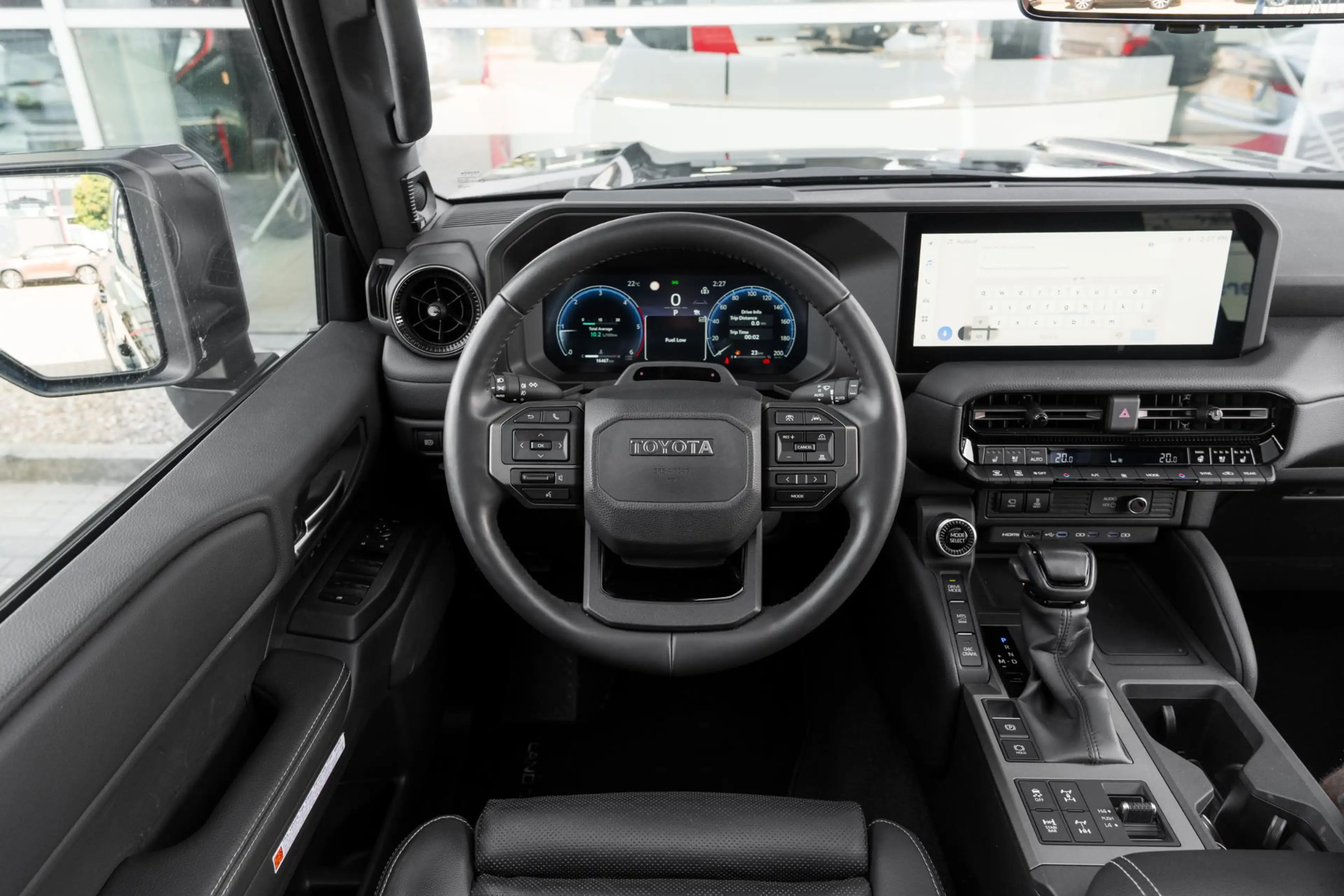 Toyota Land Cruiser 2.8 D-4D Standard Roof Window Van Navigator — photo 5