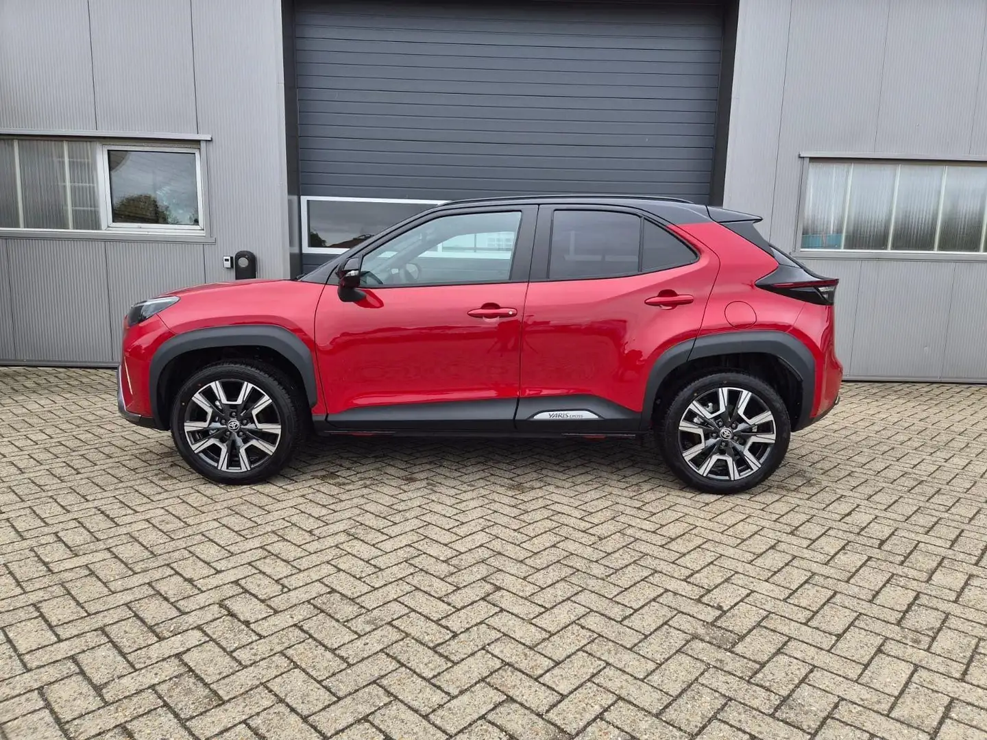 Toyota Yaris Cross 1.5-l 130PS HEV Automatik Style Matrix-LE... Rot - 2