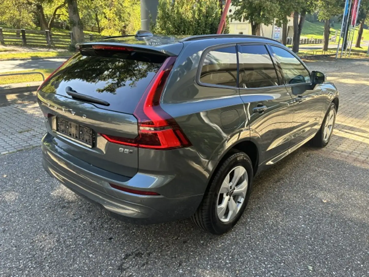 Volvo XC60 B5 AWD Core Aut. *RFK*SZH*LHZ*LED* Grün - 2